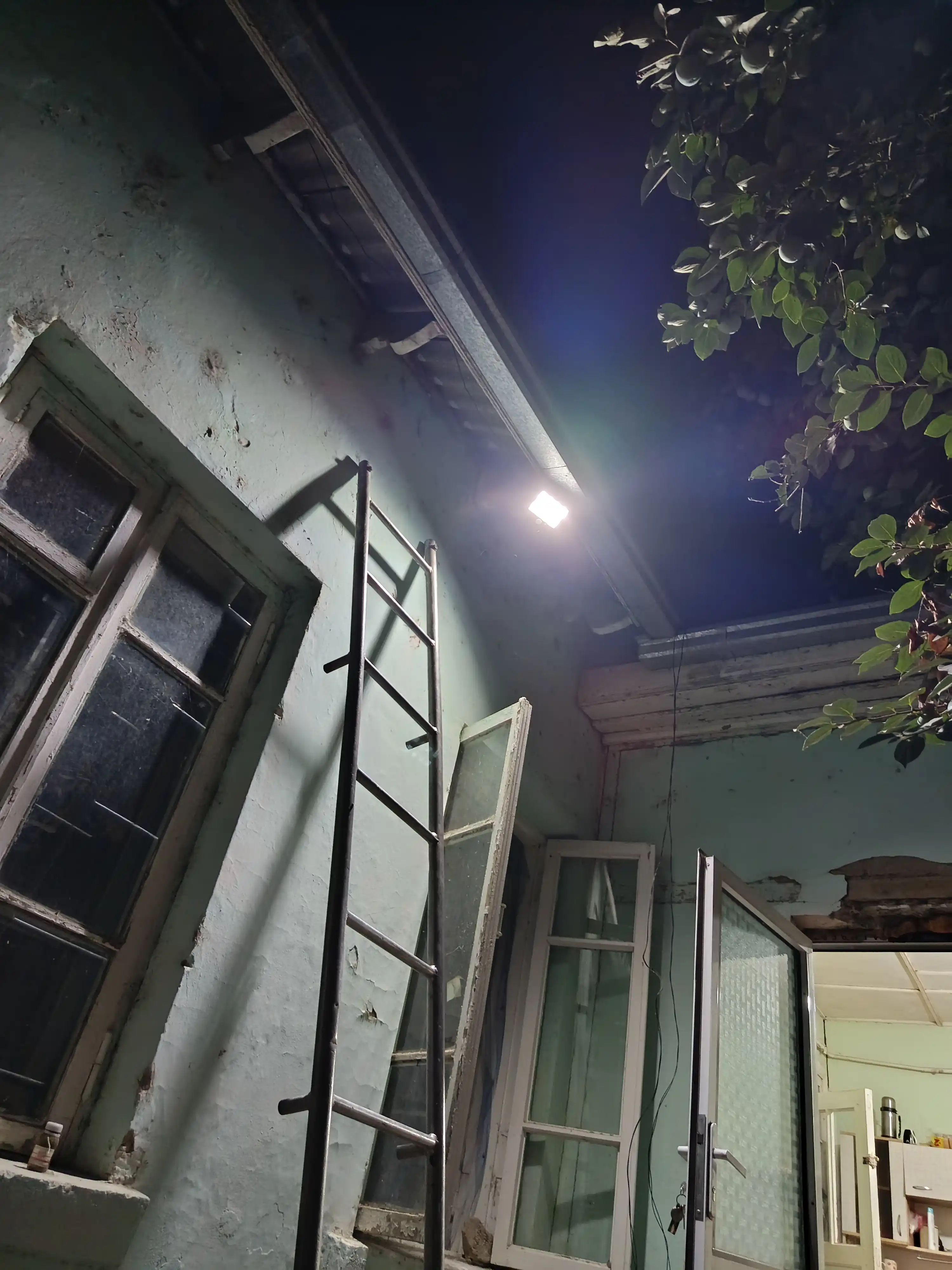 “SolarGuard 160” 30 Vt quvvatli quyosh energiyasi bilan ishlaydigan LED-proyektor.