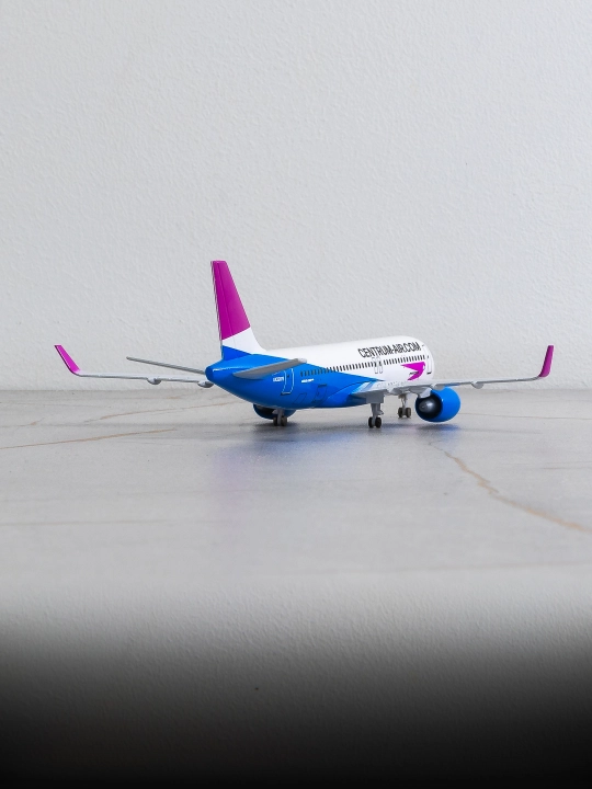 Модель самолёта Airbus A320neo, авиакомпания Centrum Air, 20 см, металл+пластик, шасси