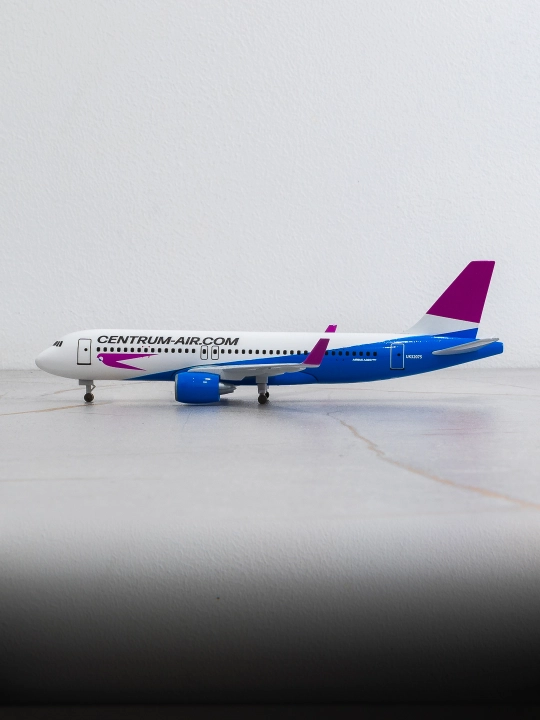 Модель самолёта Airbus A320neo, авиакомпания Centrum Air, 20 см, металл+пластик, шасси