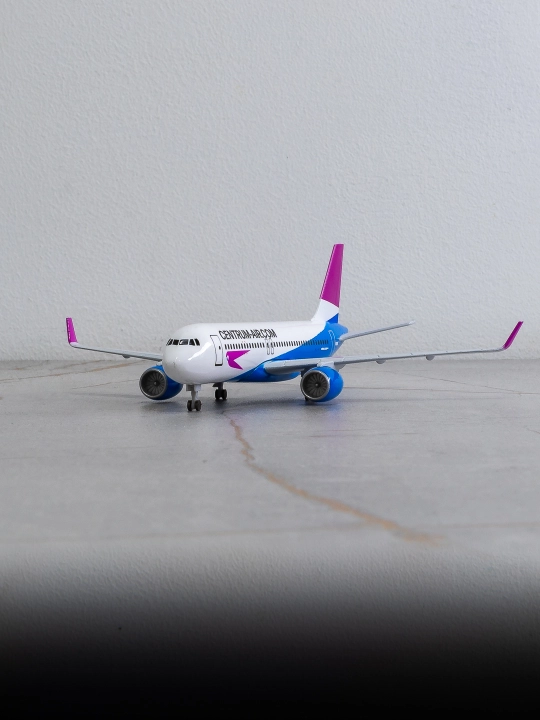 Модель самолёта Airbus A320neo, авиакомпания Centrum Air, 20 см, металл+пластик, шасси