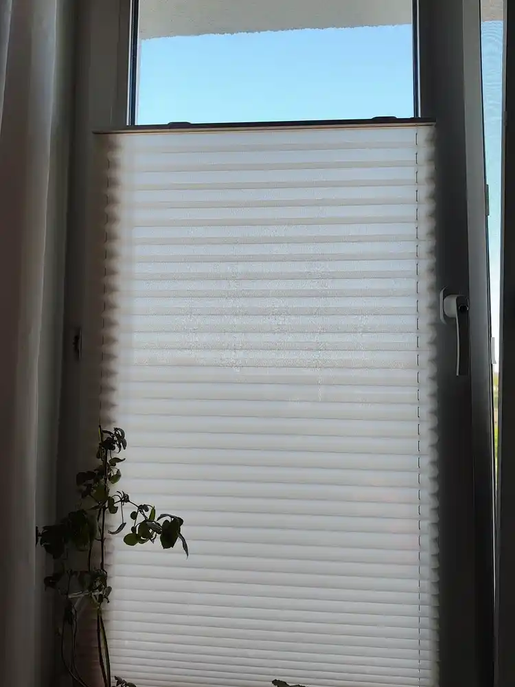 Pliseli pardalar, matoli, yopishqoq lenta bilan, deraza va balkonlar uchun, blackout