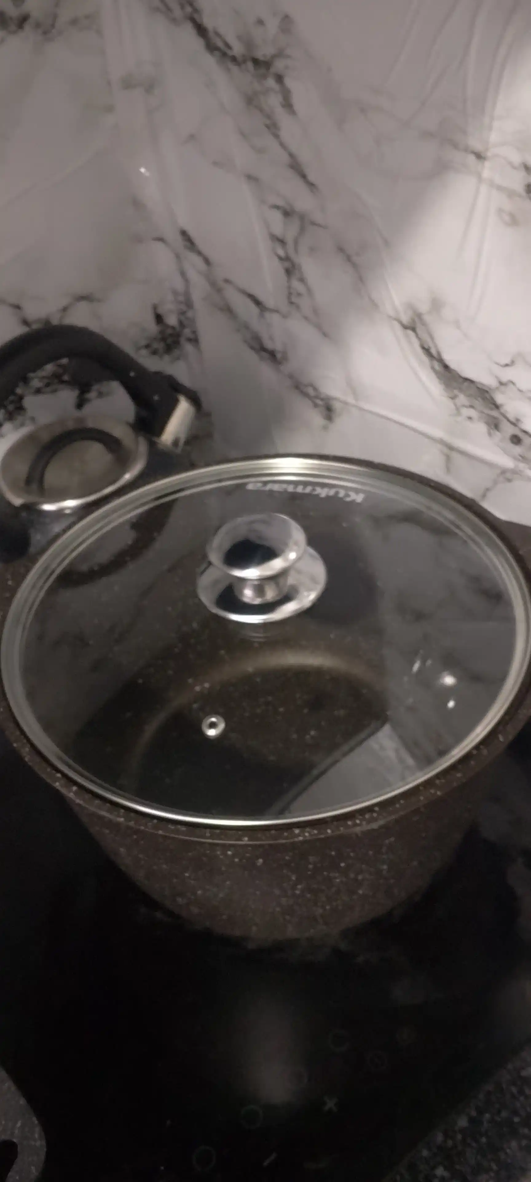 Kastryulya Kukmara, shisha qopqoq bilan, qora mramor