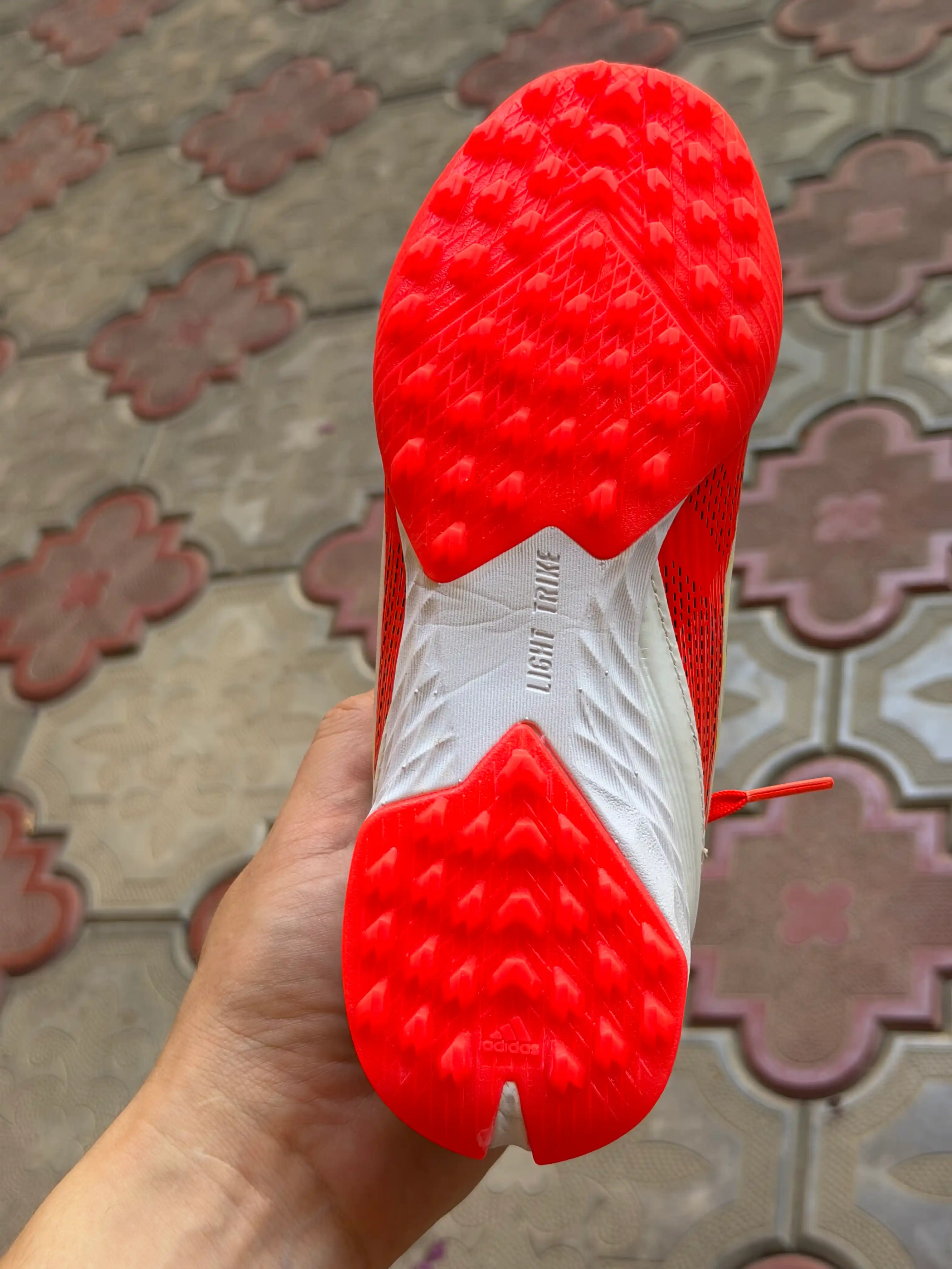 Futbol sorokonojkalari F50 League TF, sun’iy maydon uchun butsi, uniseks