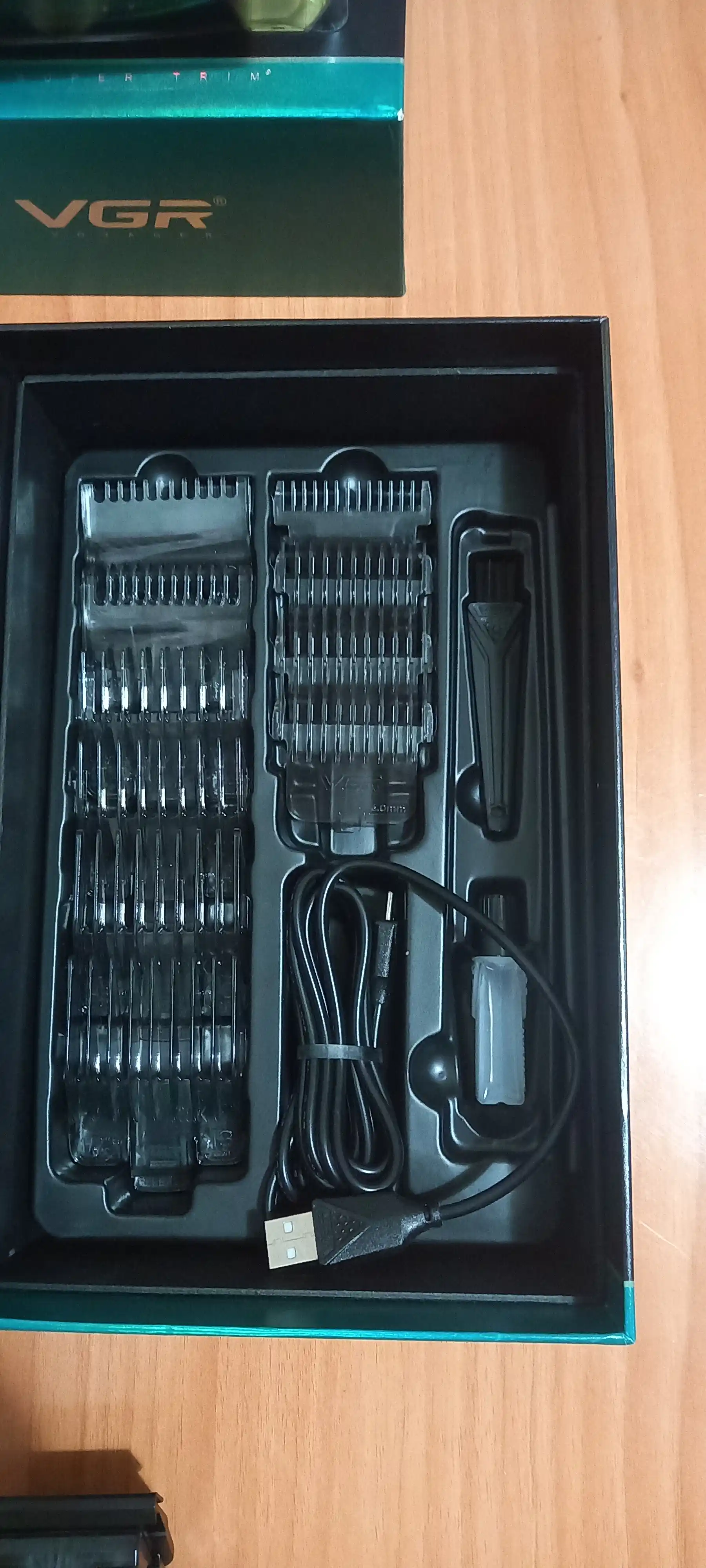VGR-600-900 (gold xaki), erkaklar uchun professional soch kesish va soqol olish mashinasi
