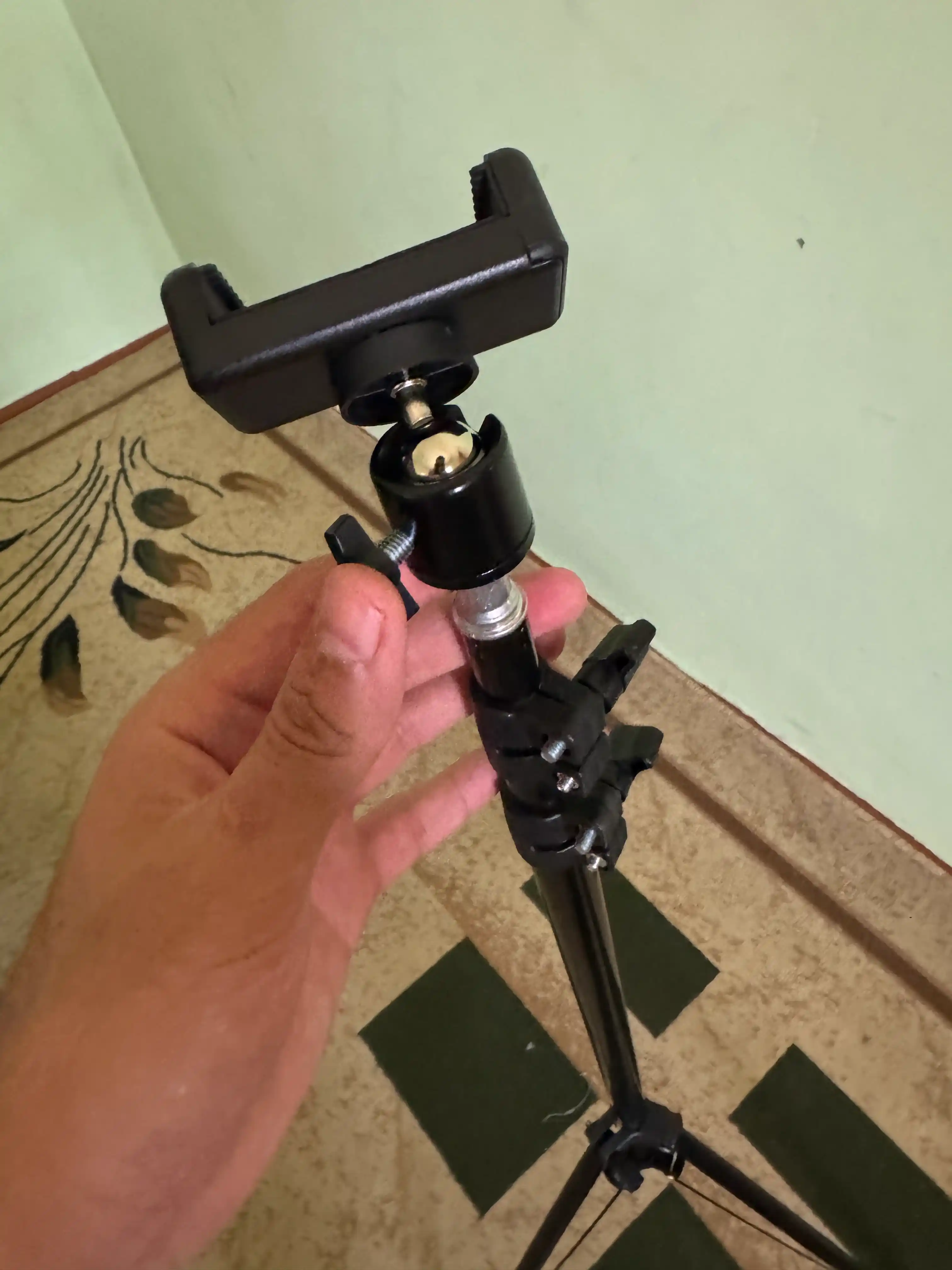 Shtativ, mobil telefon, foto va video kamera ushlagichi