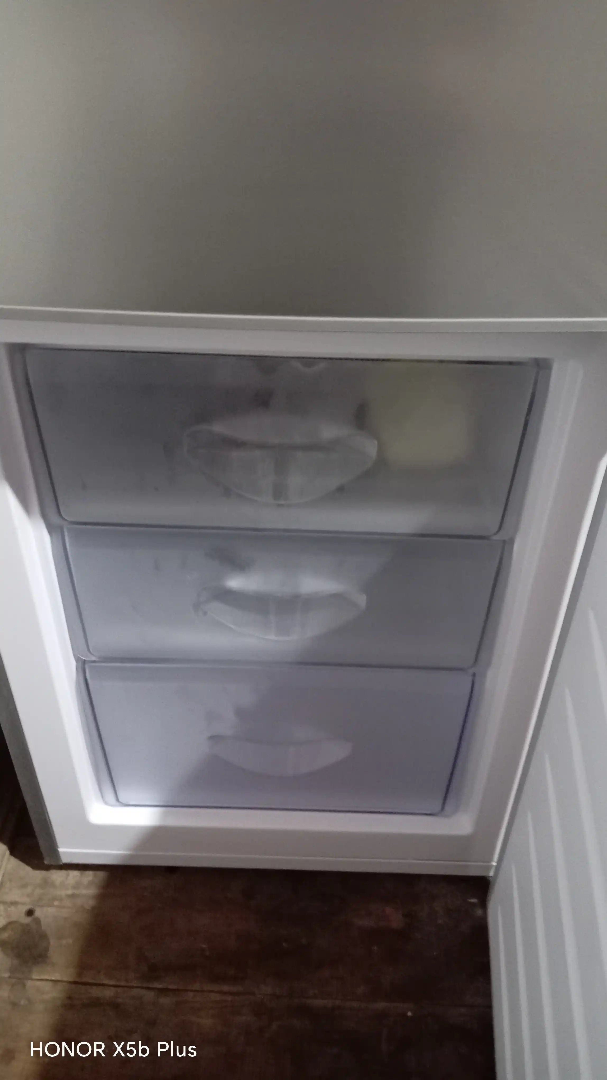 Sovutgich Ferre UCR 365: 290L, LG kompressor, A sinf, balandligi 189 sm, shovqinsiz 41 dB