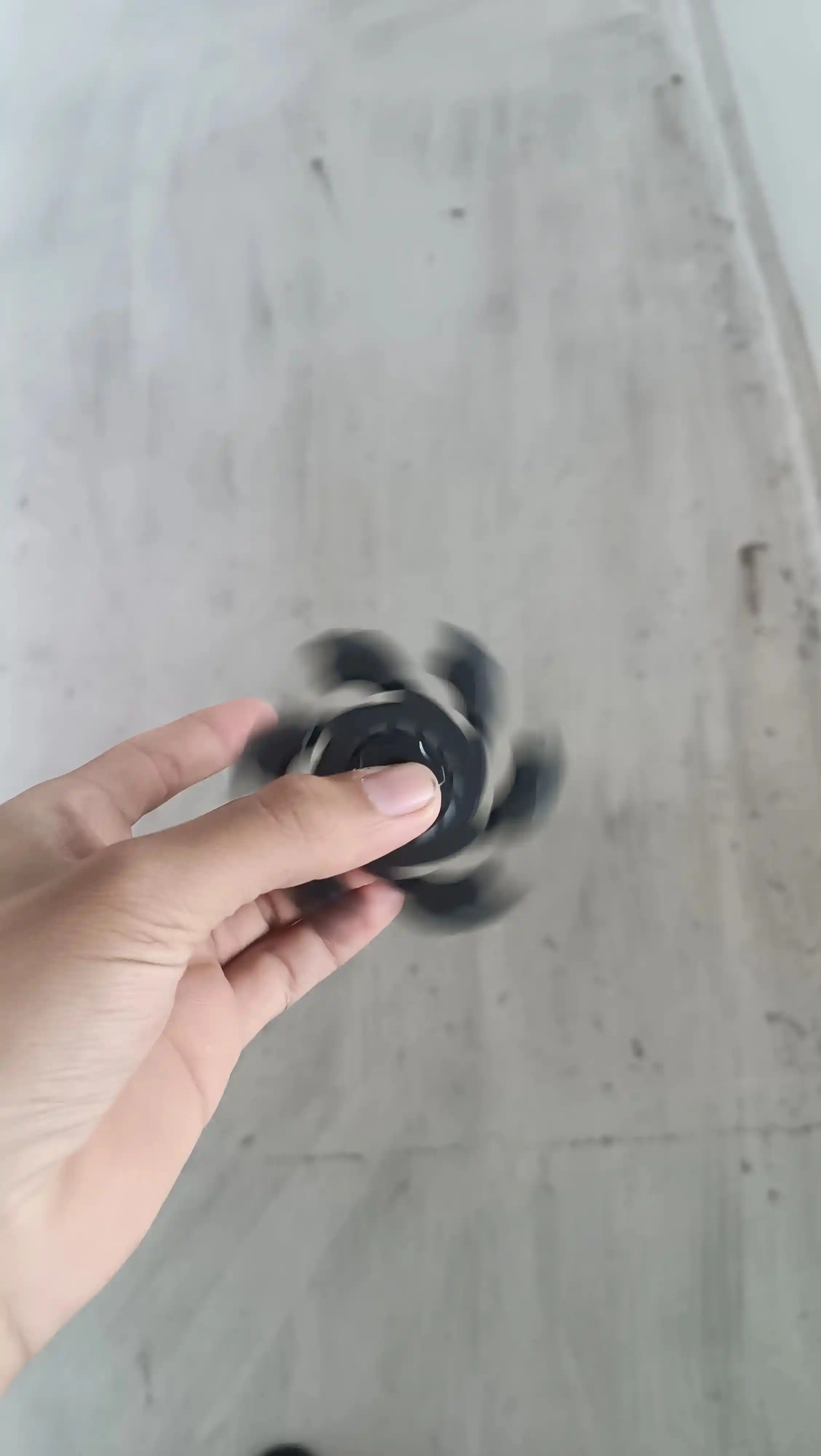 Magnitli spinner, antistress o‘yinchoq, aylanganda ochiladi