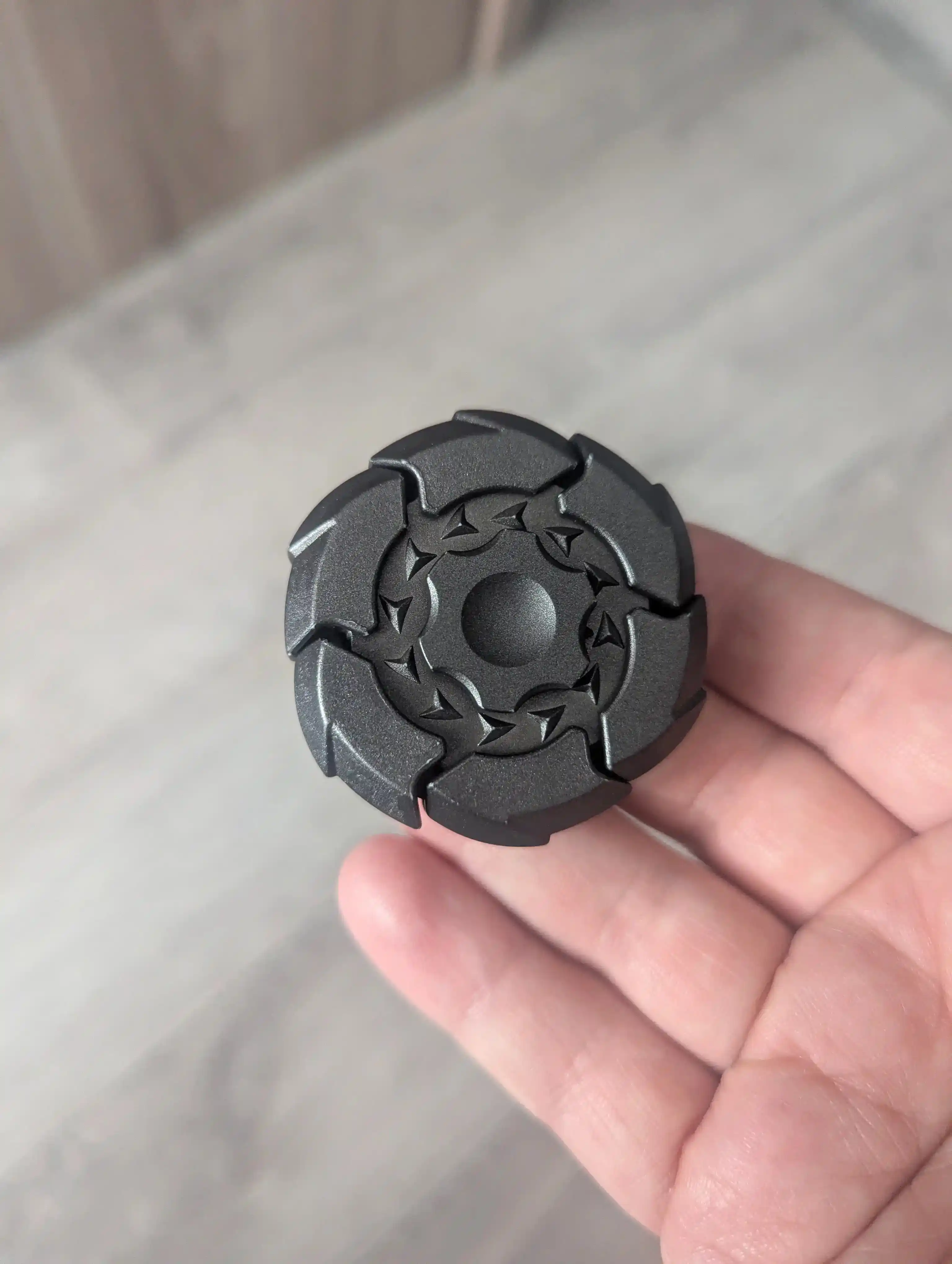 Magnitli spinner, antistress o‘yinchoq, aylanganda ochiladi