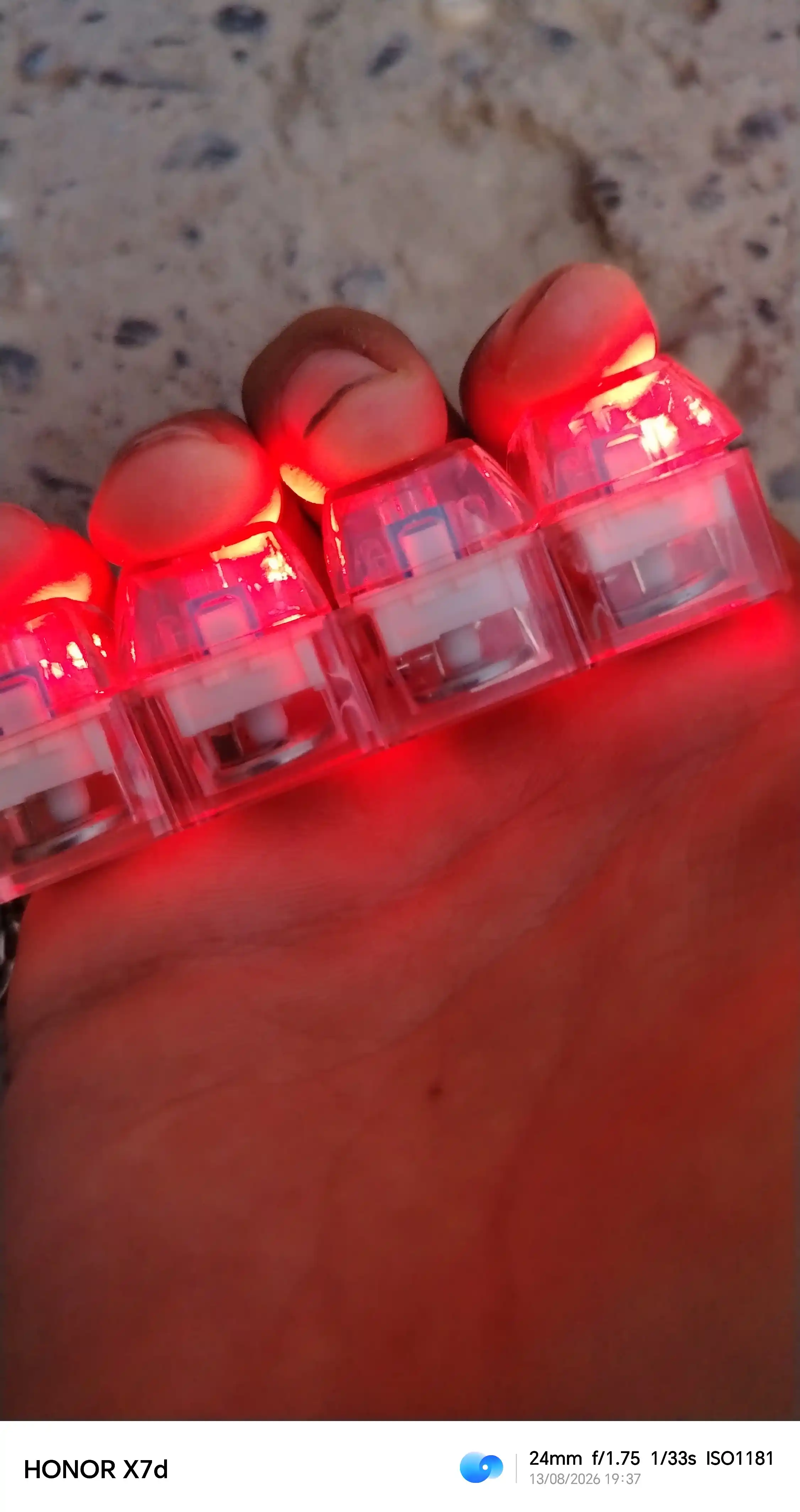 Antistress klaviatura mini brelok – klikli o‘yinchoq stressni kamaytiradi, RGB chiroqli