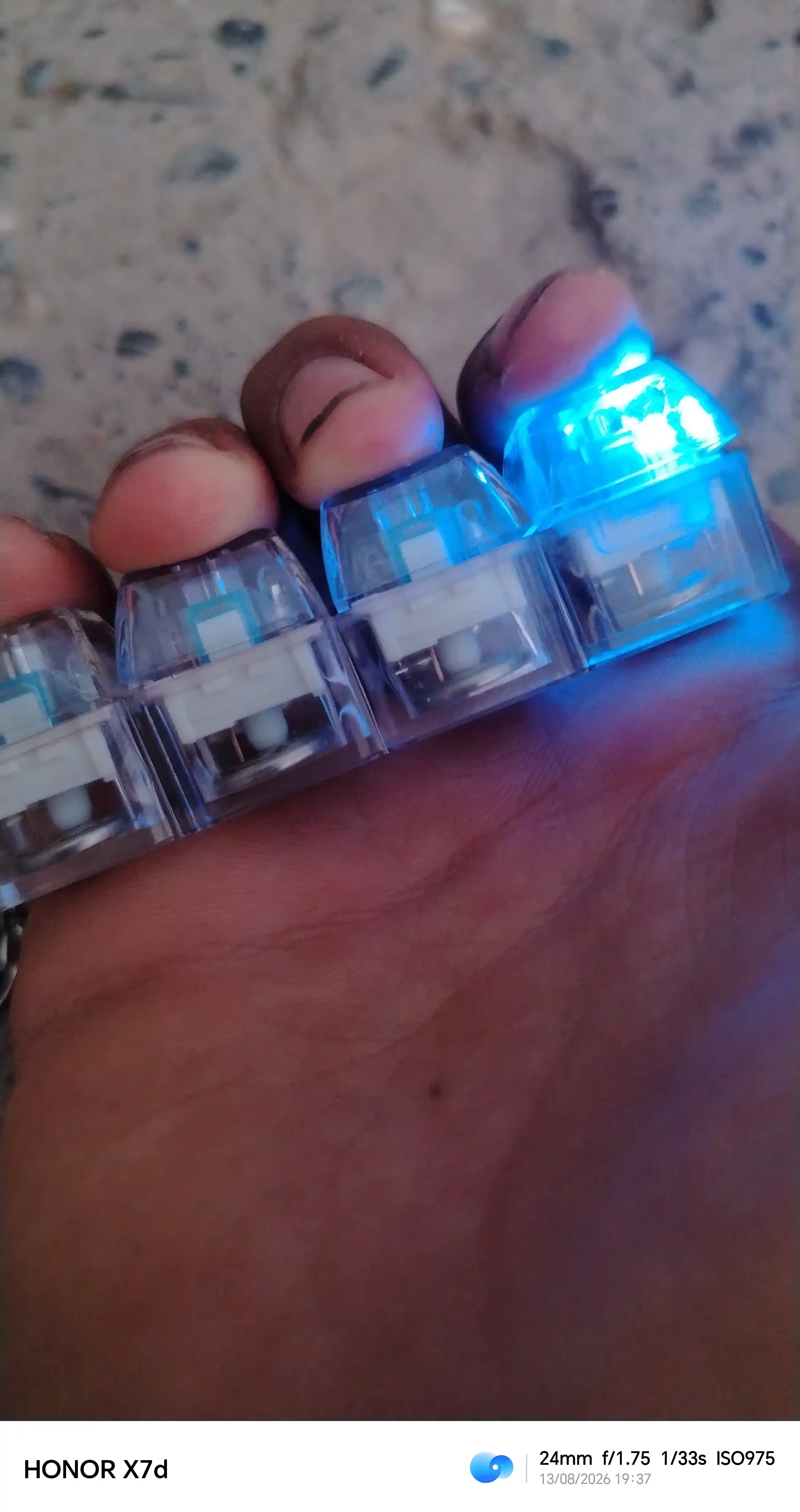 Antistress klaviatura mini brelok – klikli o‘yinchoq stressni kamaytiradi, RGB chiroqli