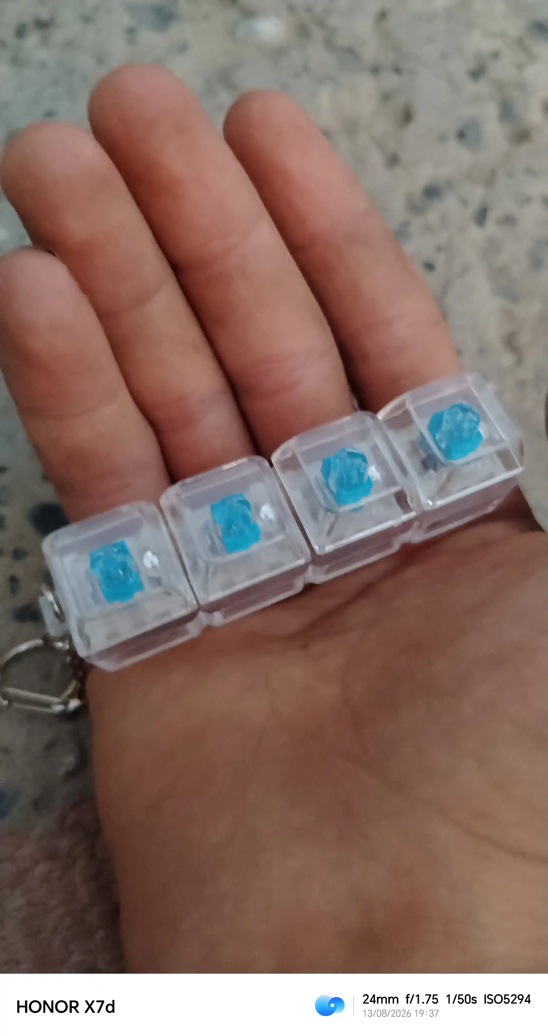 Antistress klaviatura mini brelok – klikli o‘yinchoq stressni kamaytiradi, RGB chiroqli