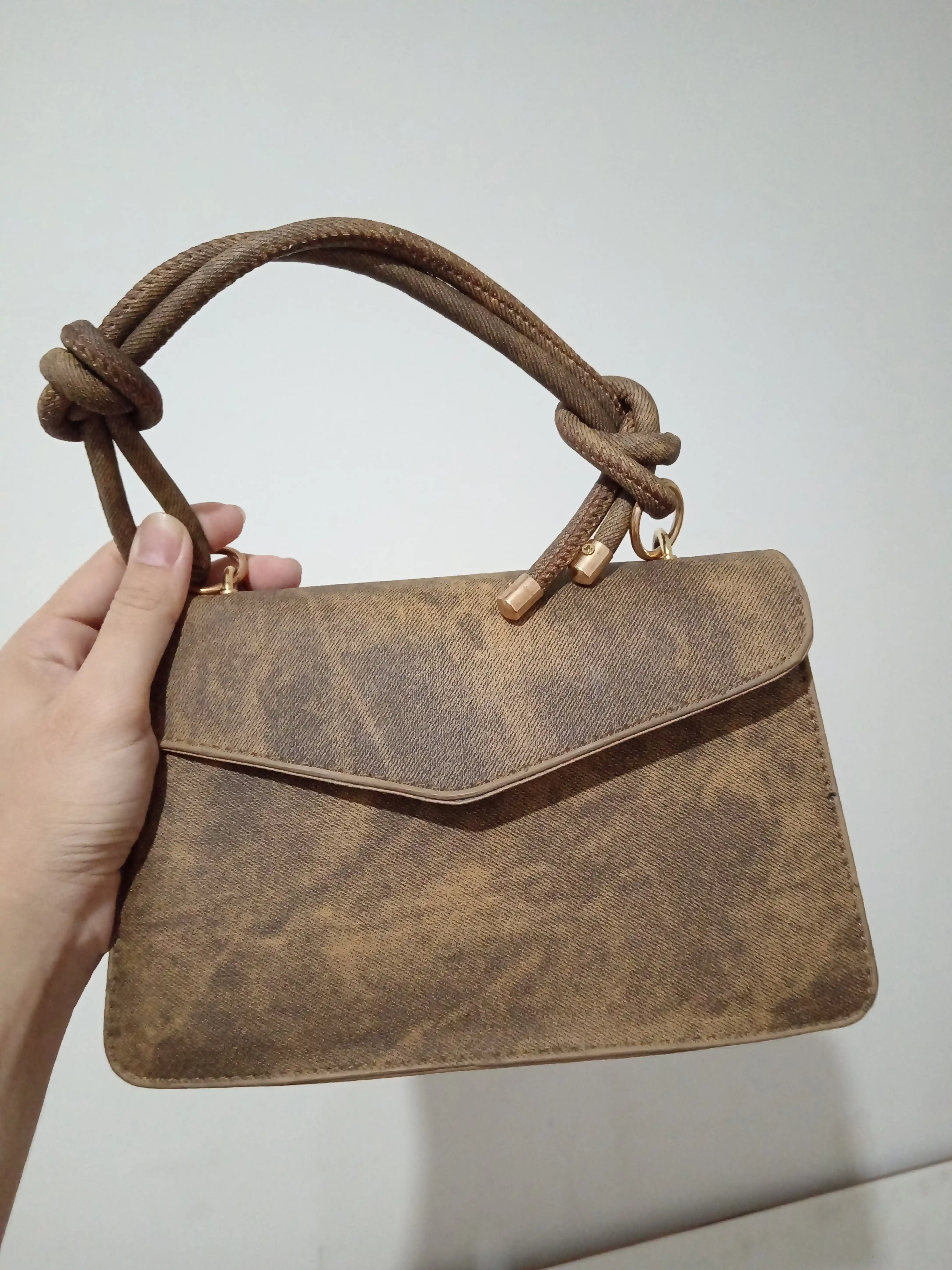 Qopqoqli va PU fakturali ayollar kross-bodi sumkasi, 23×14 sm