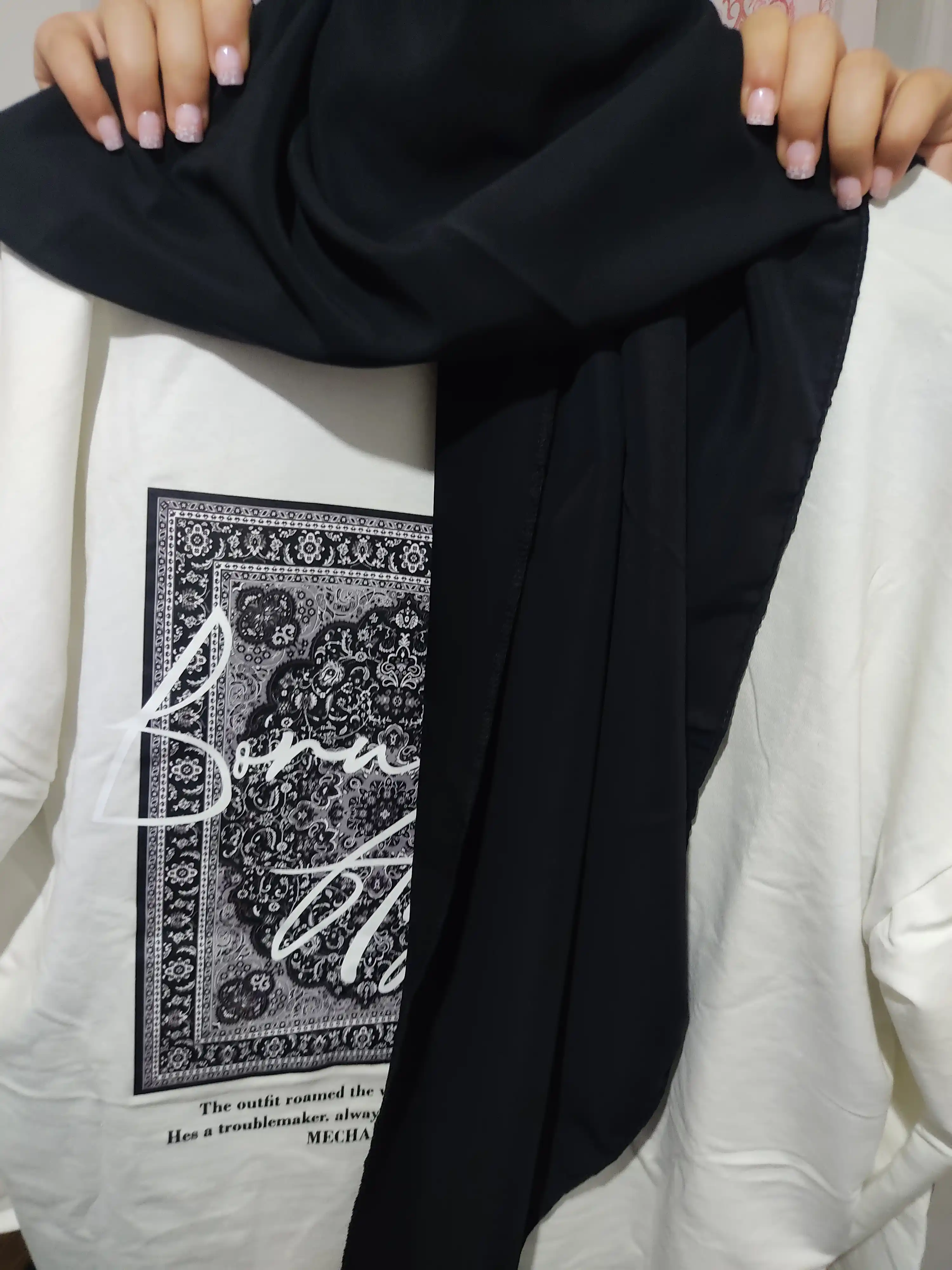 Zamonaviy uslubdagi erkin bichimli bluzka va yubkadan iborat ayollar to‘plami  qulay libos