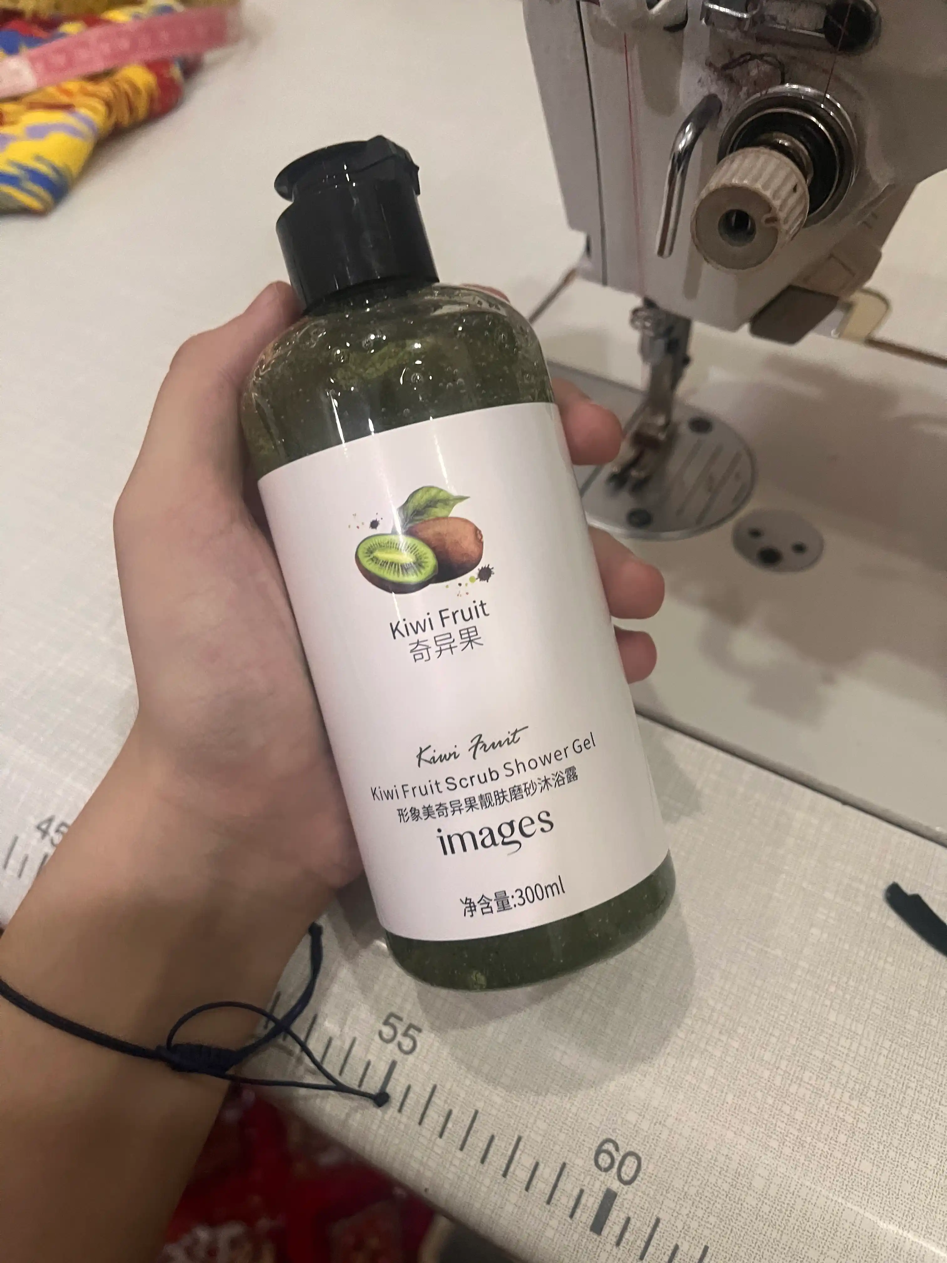 Dush uchun namlash va oziqlantirish skrab-geli, 300 ml
