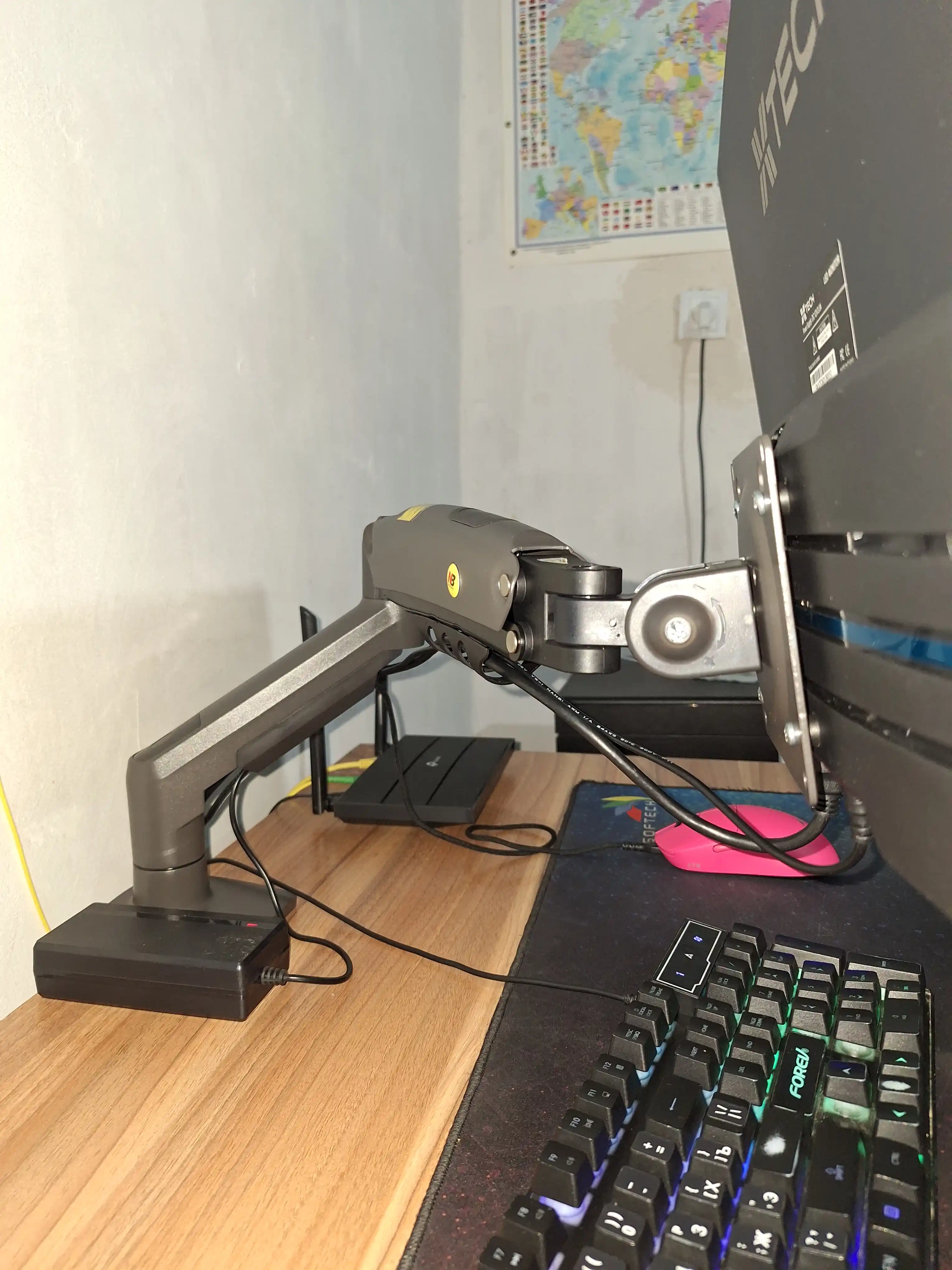 Televizor va monitorlar uchun buriluvchi va qiya stol kronshteyni, Shimoliy Bayou