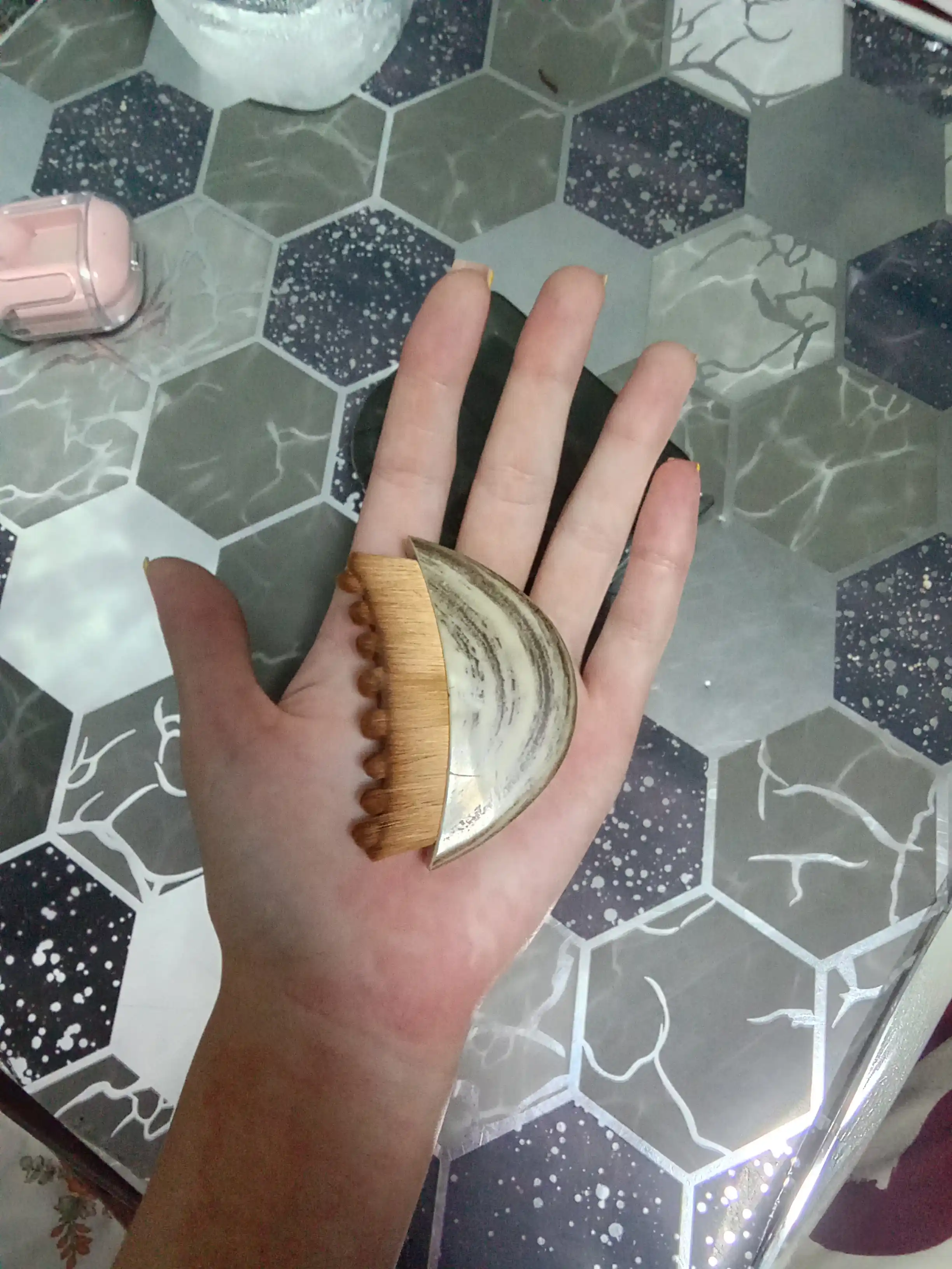 Massaj cho'tkasi, yuz massajeri – lifting, gua sha va limfa drenaj effekti