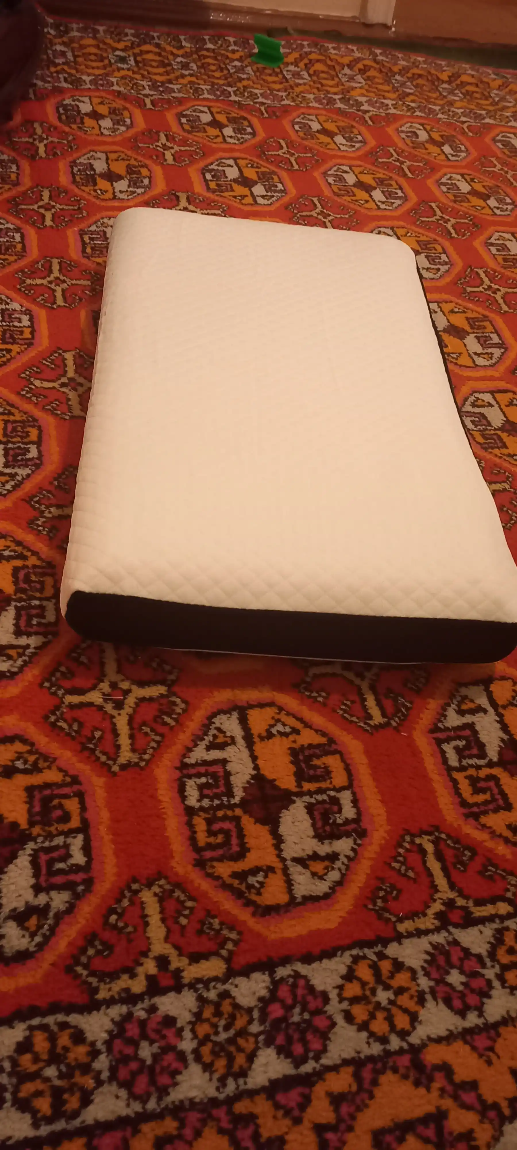 To‘plamda 1-2 ta ortopedik yostiq, Memory Foam 65x40 sm o‘lchamdagi anatomik uyqu yostig‘i