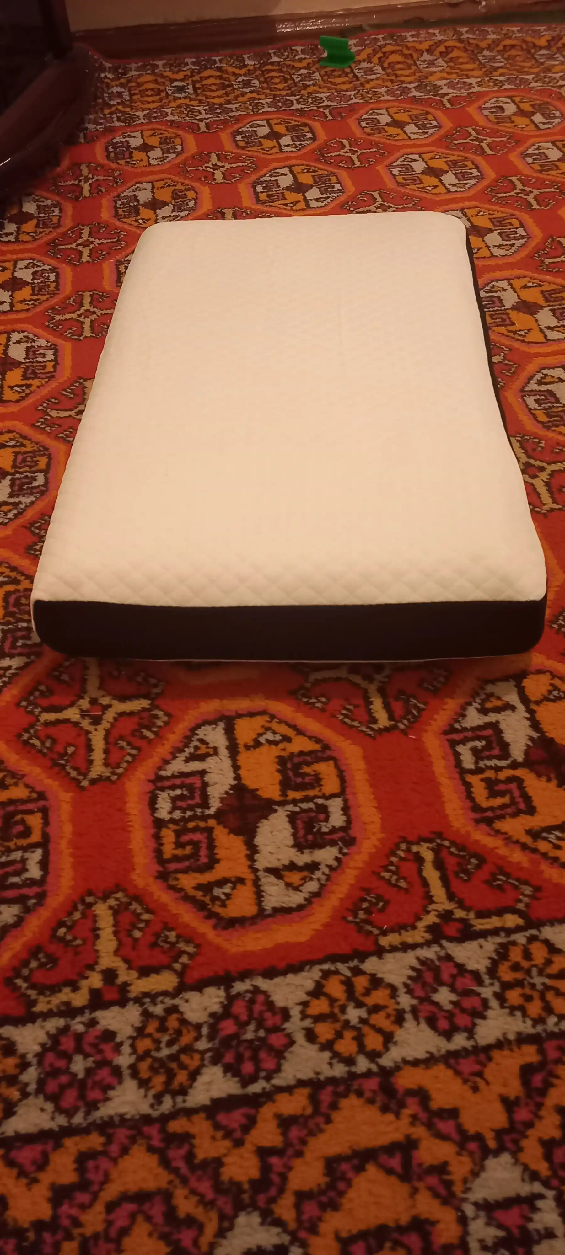 To‘plamda 1-2 ta ortopedik yostiq, Memory Foam 65x40 sm o‘lchamdagi anatomik uyqu yostig‘i