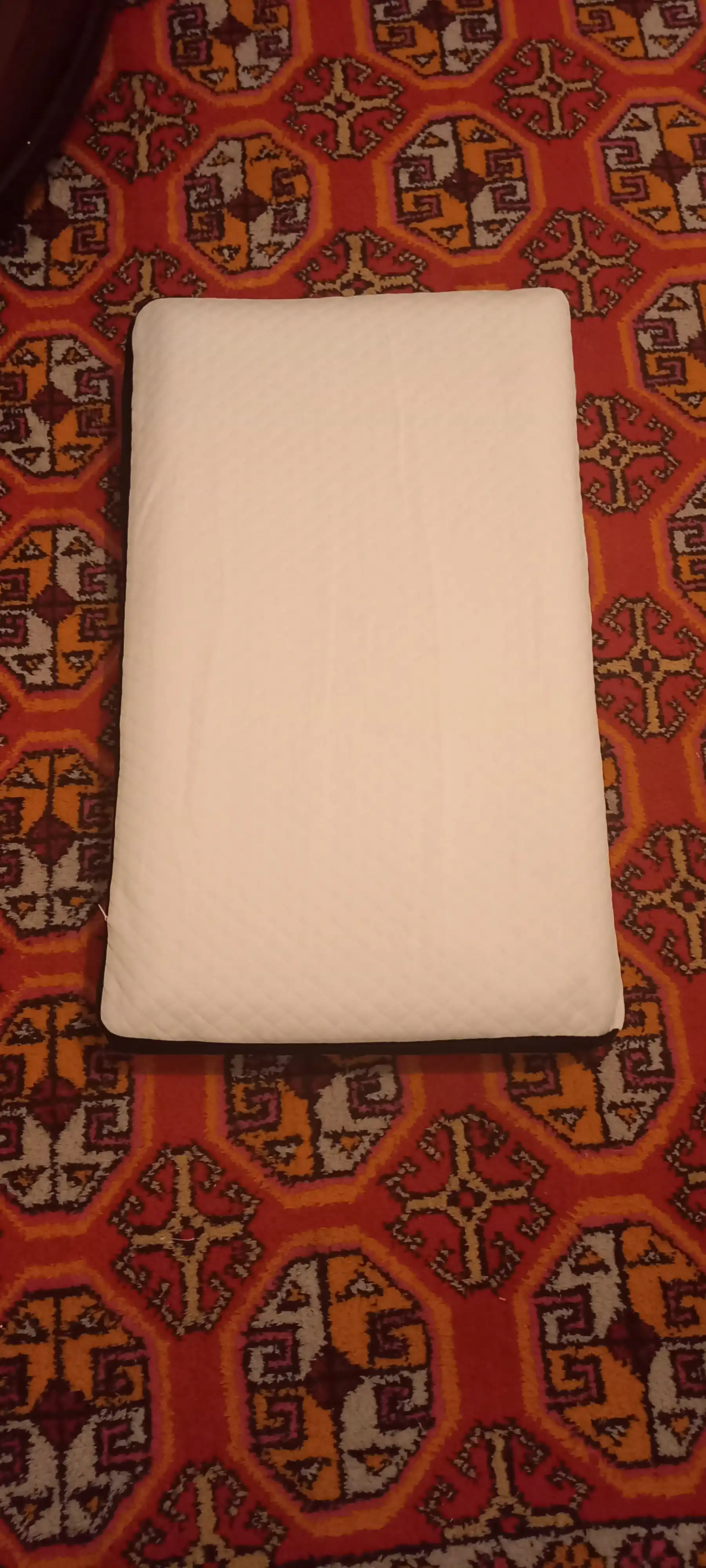 To‘plamda 1-2 ta ortopedik yostiq, Memory Foam 65x40 sm o‘lchamdagi anatomik uyqu yostig‘i