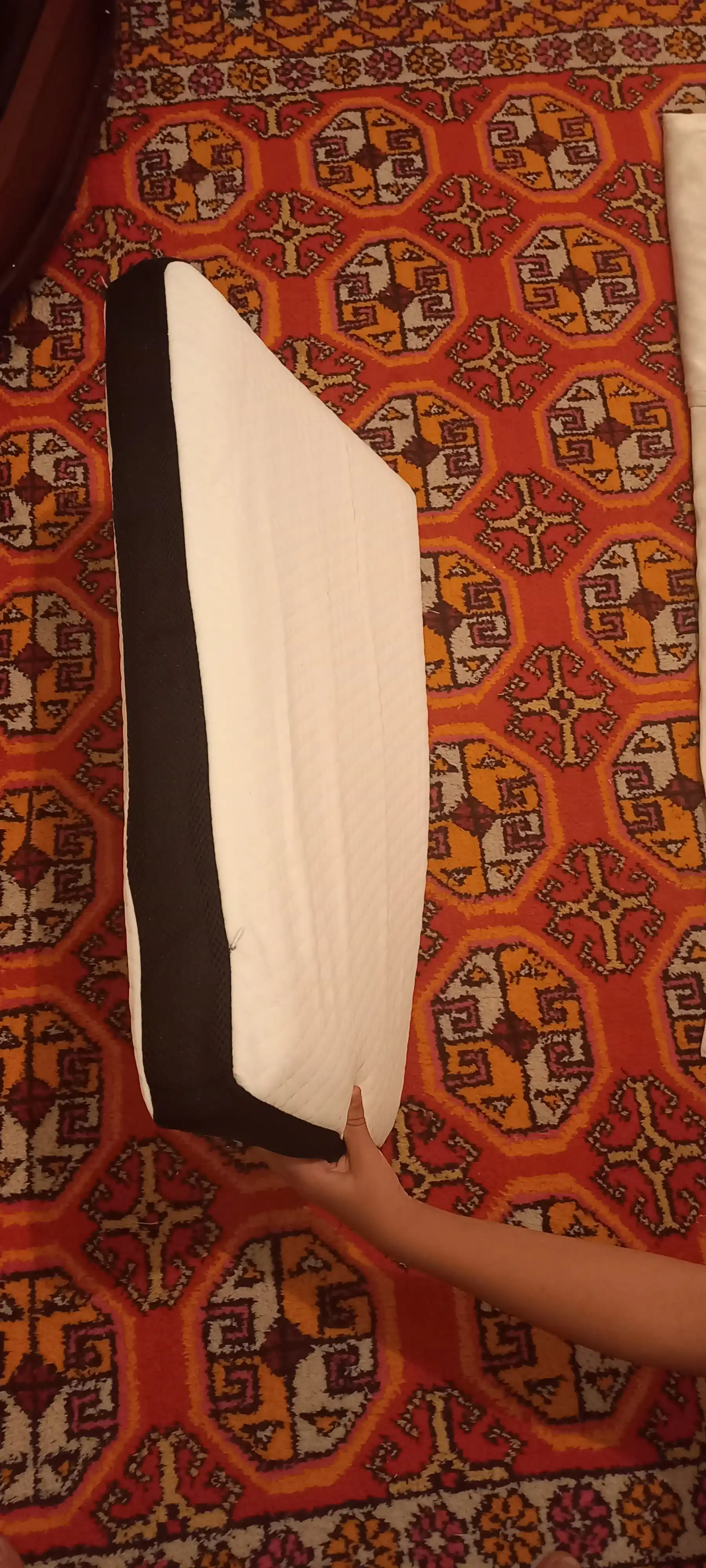 To‘plamda 1-2 ta ortopedik yostiq, Memory Foam 65x40 sm o‘lchamdagi anatomik uyqu yostig‘i