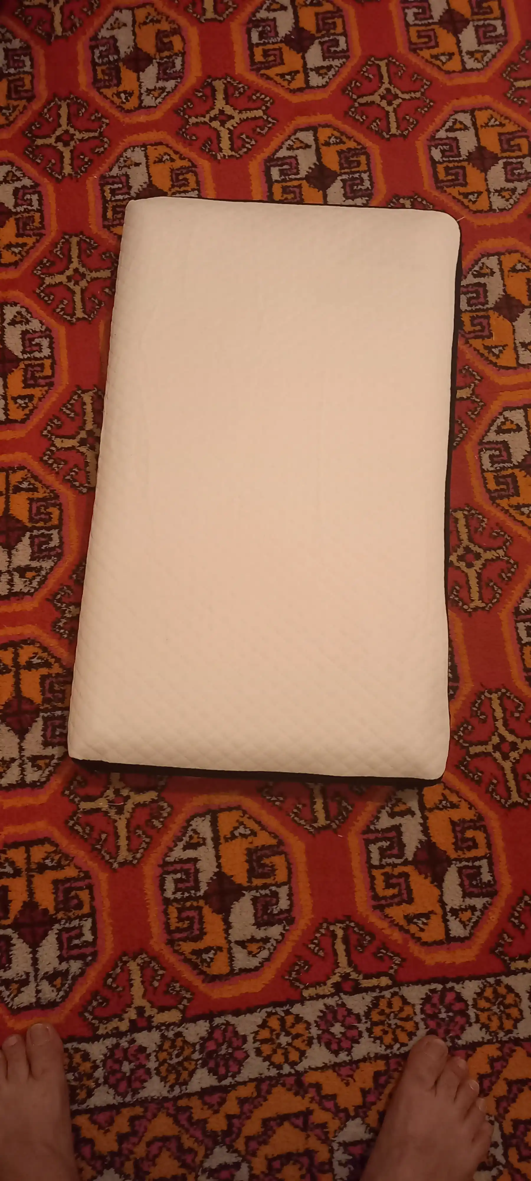 To‘plamda 1-2 ta ortopedik yostiq, Memory Foam 65x40 sm o‘lchamdagi anatomik uyqu yostig‘i