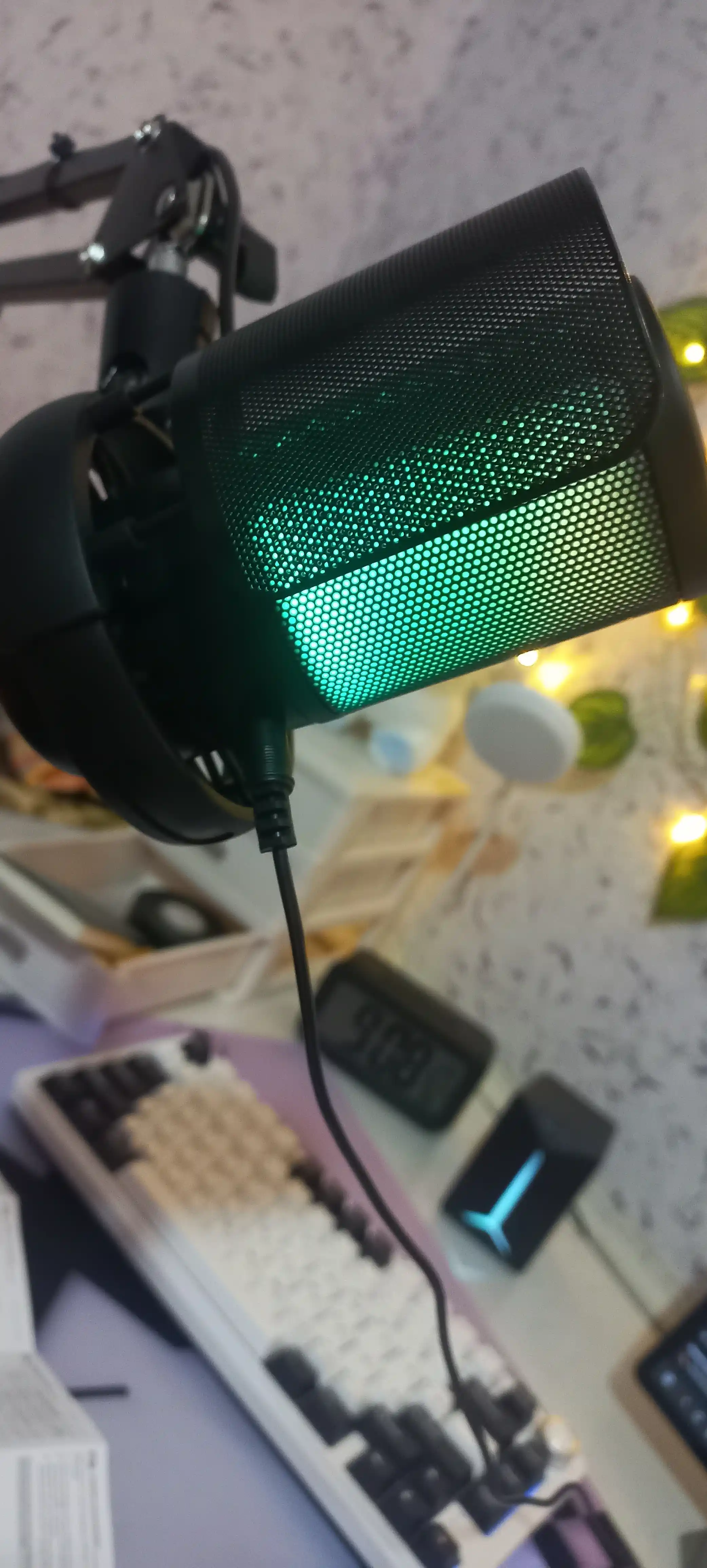 RGB yoritgichli o'yin kondensatori mikrofoni, braket va oqim filtri