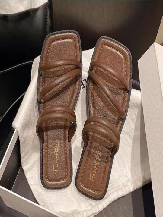 Ayollar uchun zamonaviy kvadrat burunli shippak