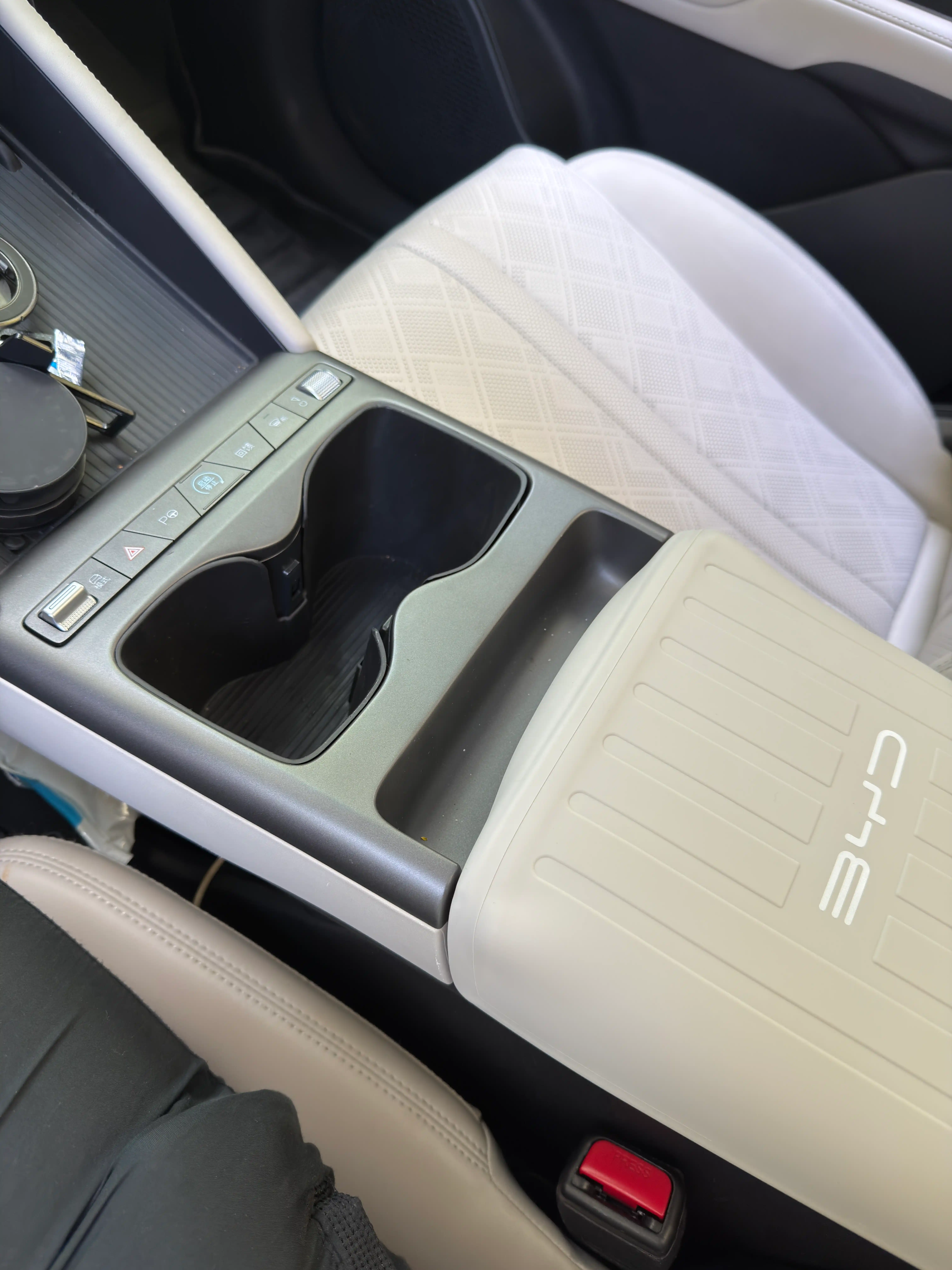 BYD Yuan Up va BYD Yuan Up Smart uchun silikon podstakannik