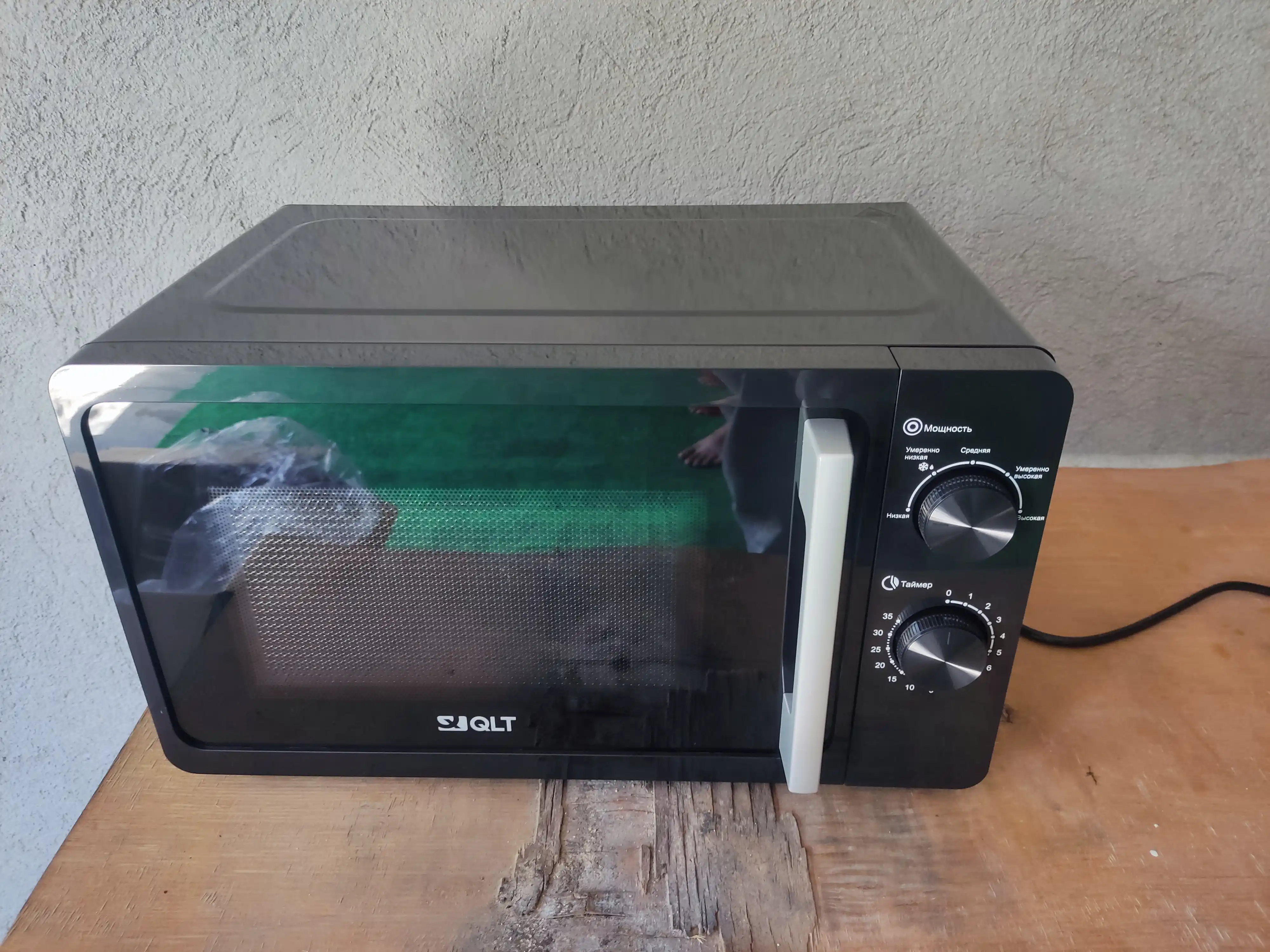 Mikroto'lqinli pech QLT MWS-2099-BL
