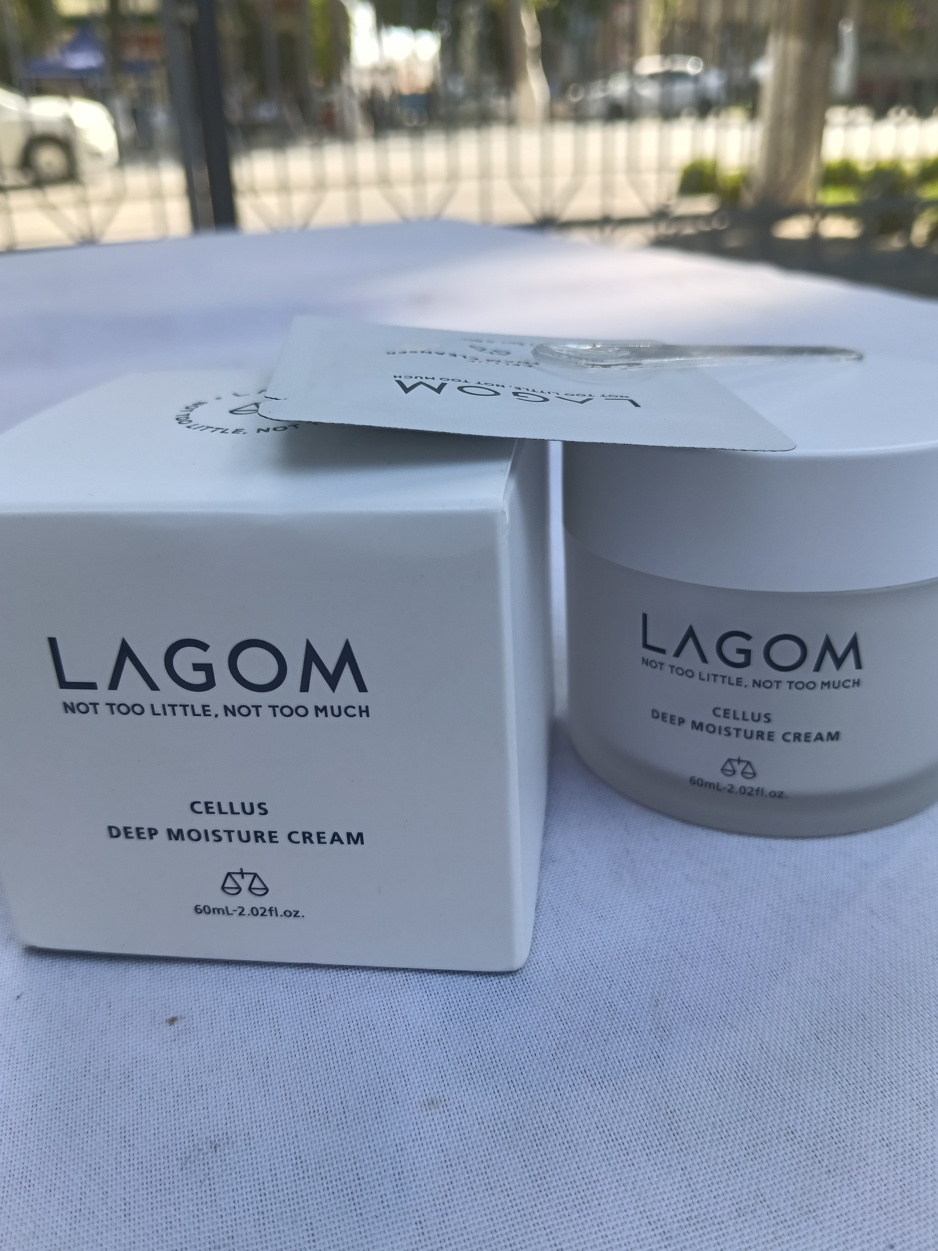 LAGOM — Yuz uchun krem, terini yorqinlashtirish, oziqlantirish va tiklash uchun