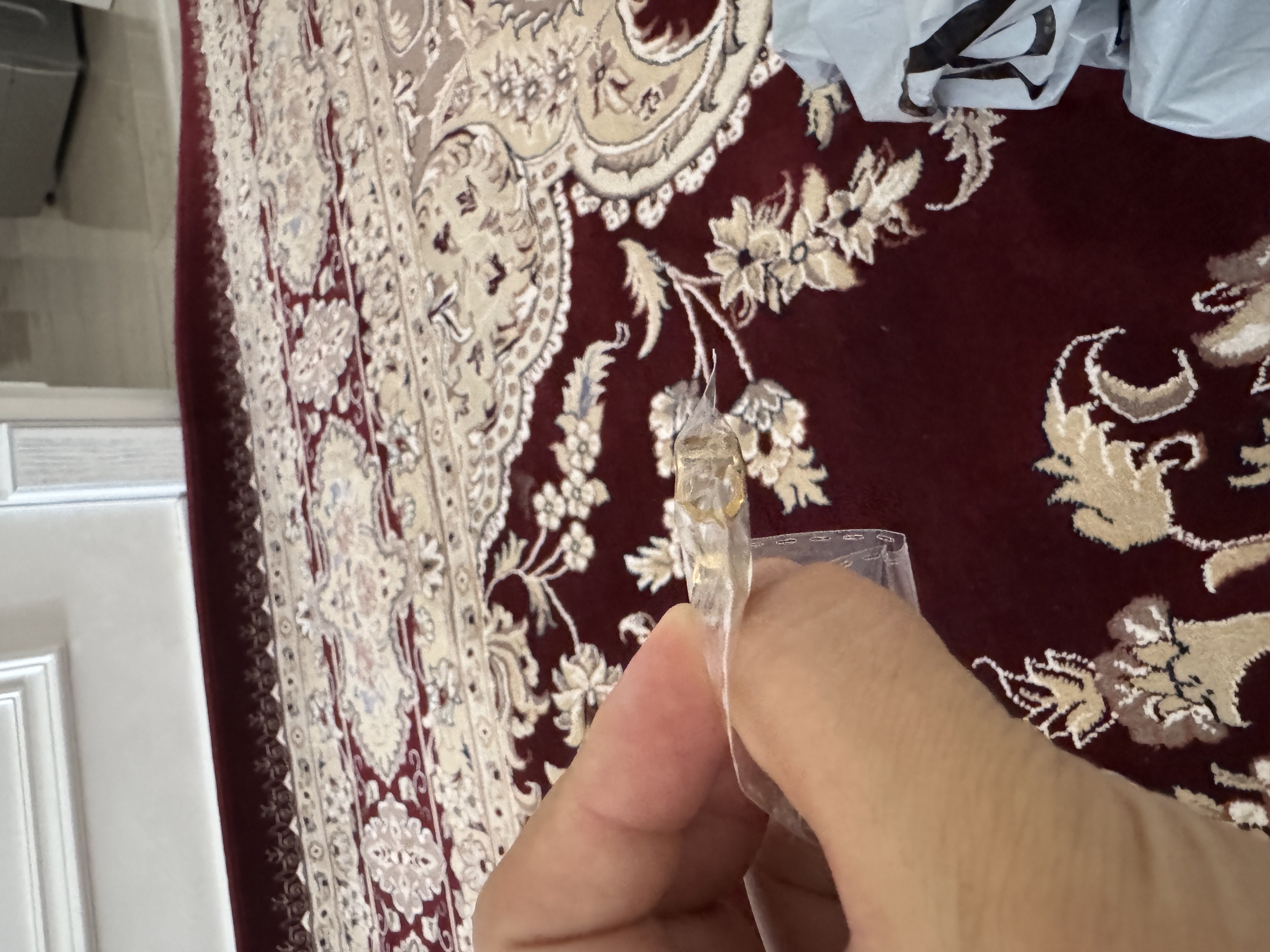 Ayollar uzugi, oltin rang, harflar bilan