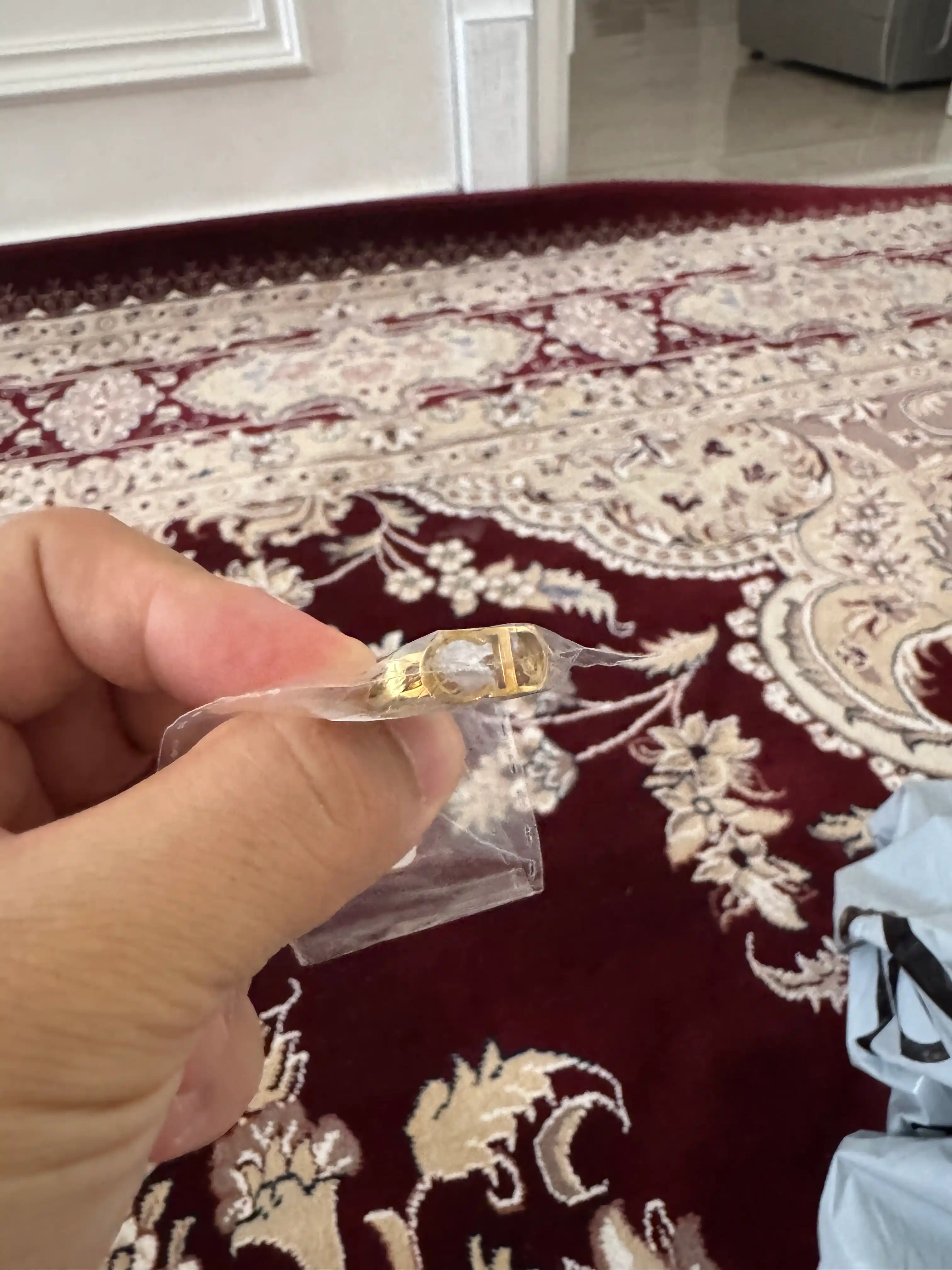 Ayollar uzugi, oltin rang, harflar bilan