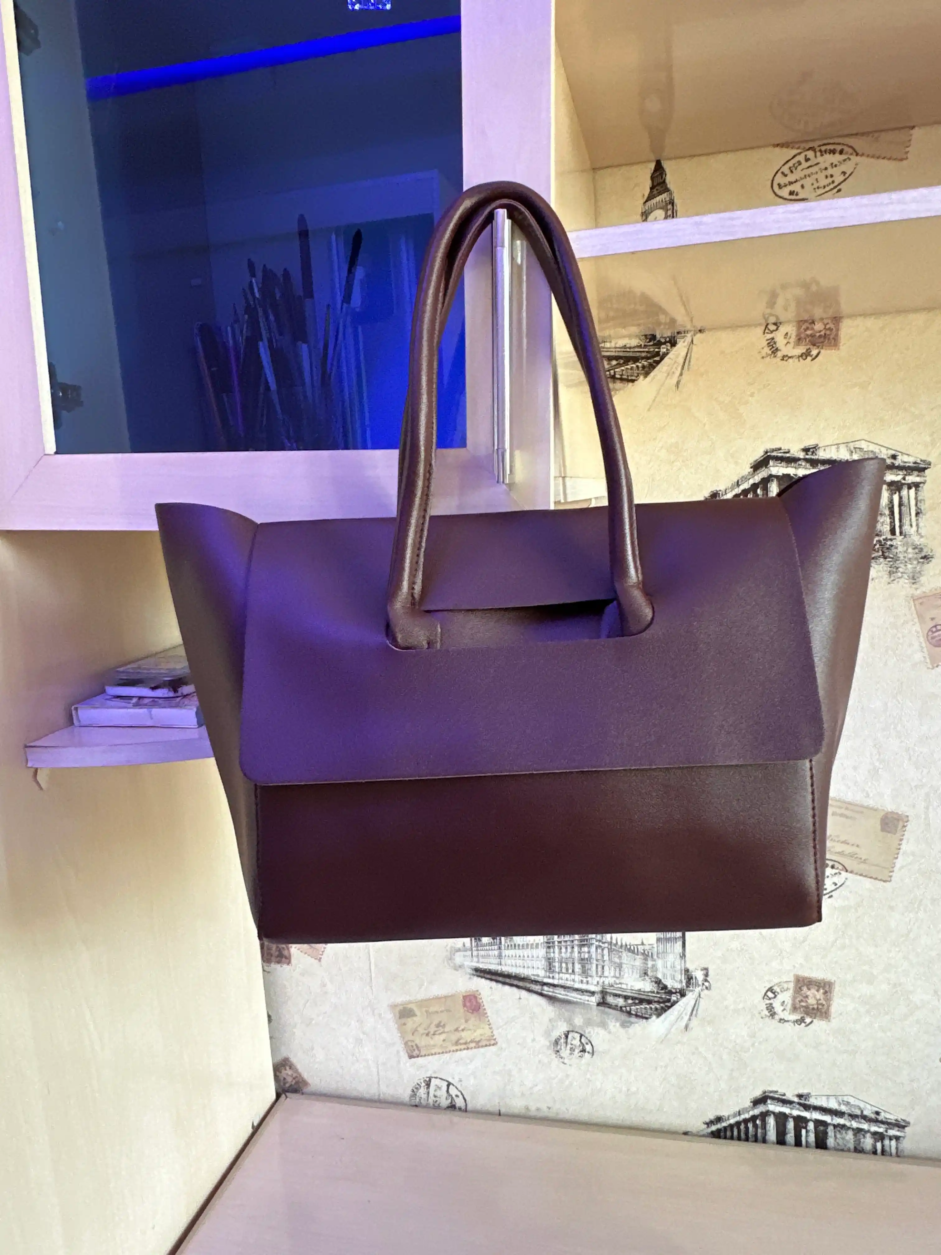 Ayollar uchun katta tote sumka, PU material, klapanli va tutqichli