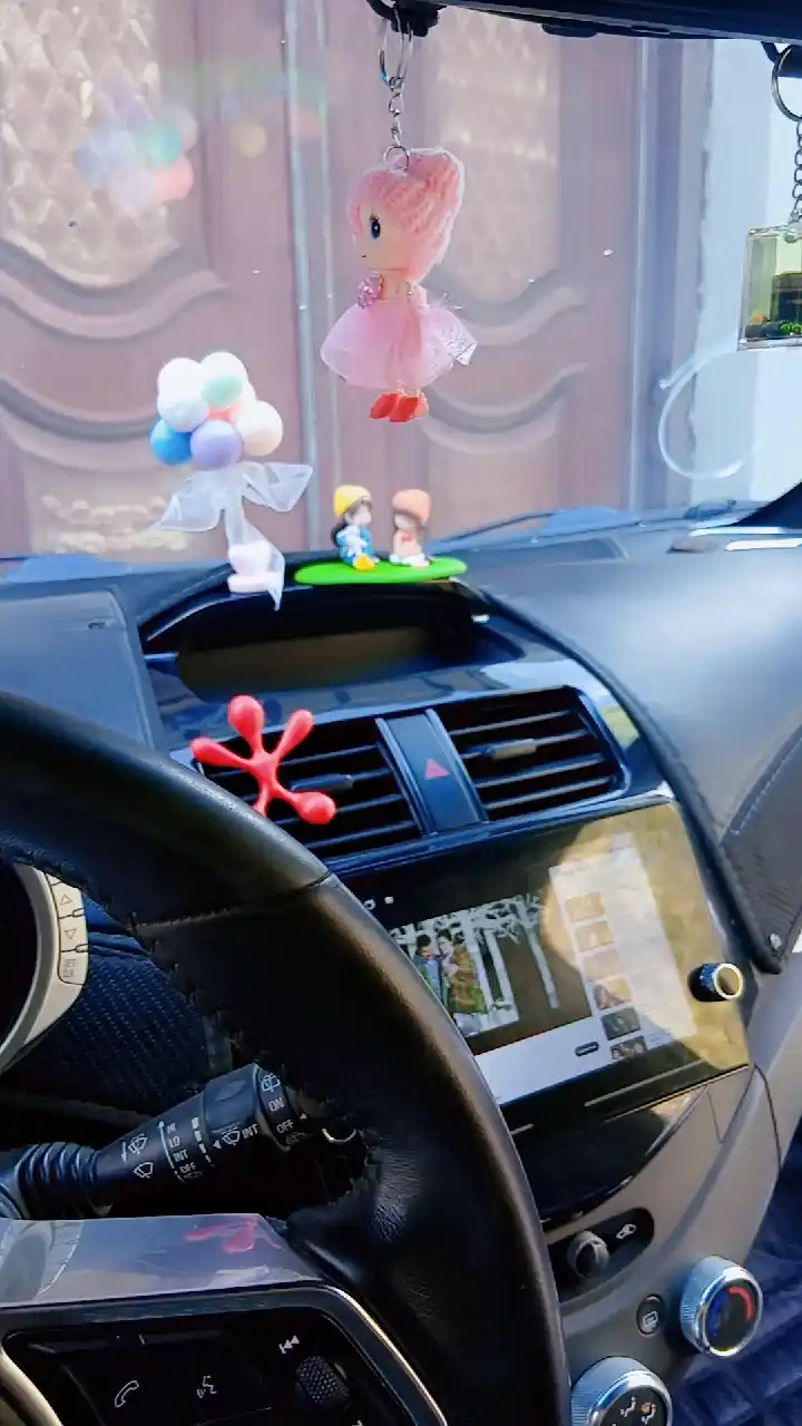 Игрушка на панель авто, фигурка в машину