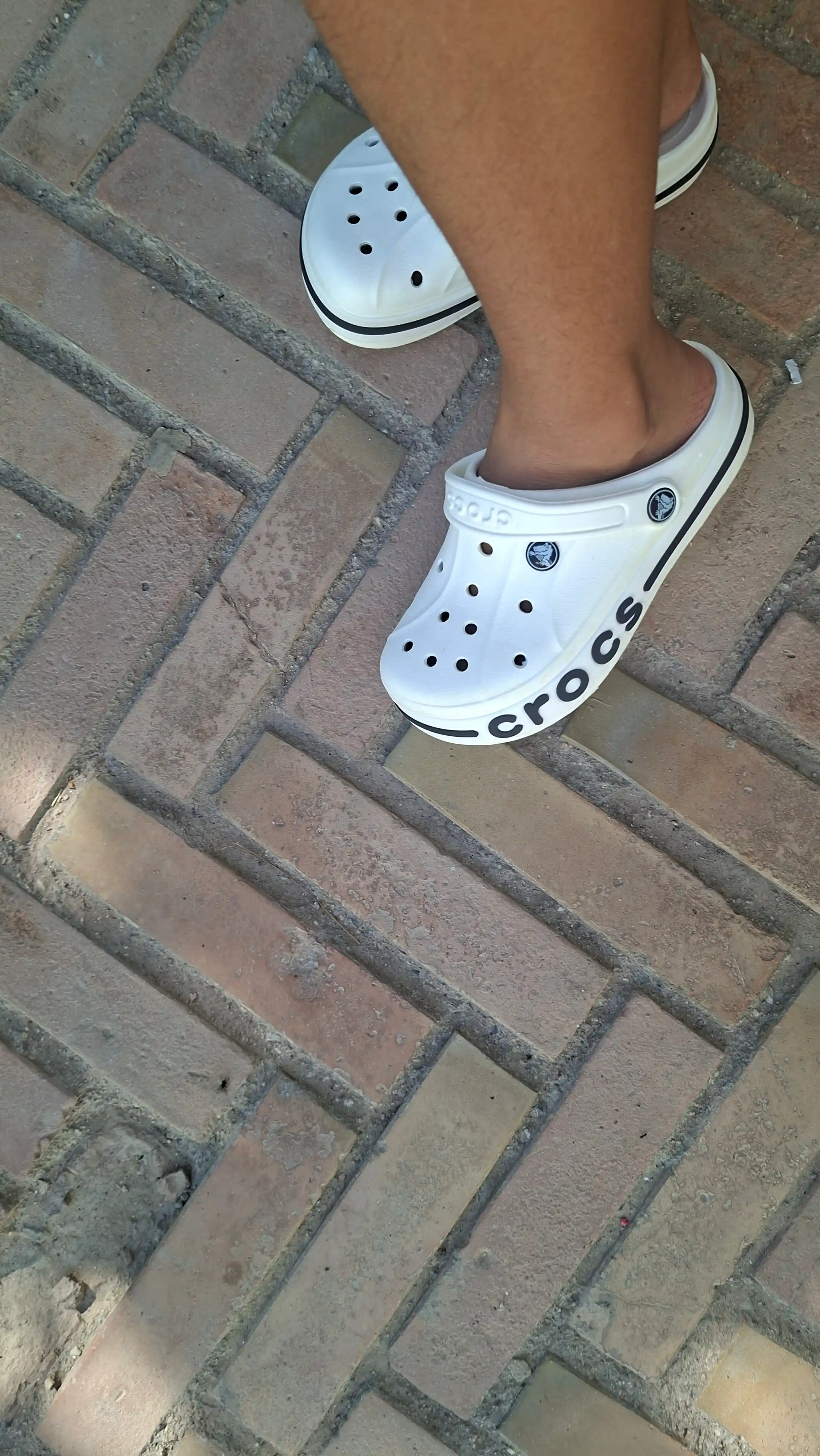 Ayollar va erkaklar sabolari tibbiyot ish va kundalik kiyish uchun 1 o‘lcham kichik