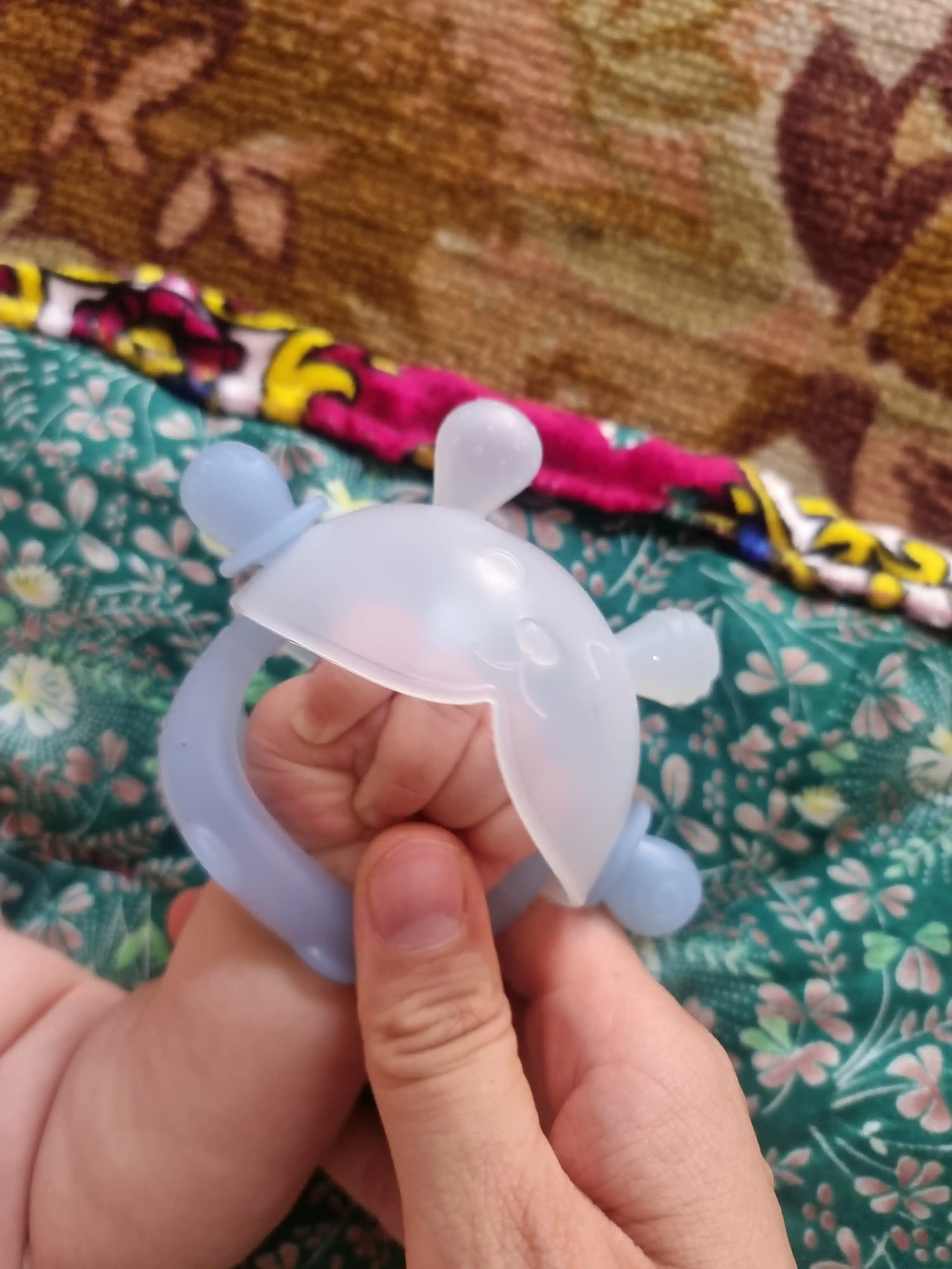Zubogriz 0+ oydan, qol soʻrishdan saqlaydi.  Chaqaloq qoʻlidan tushib ketmaydi. BPA free
