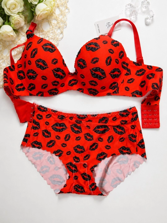 Ayollar uy kiyimi va pijama komplekti (4 tasi 1 da): pijama dvoyka va ichki kiyim to'plami