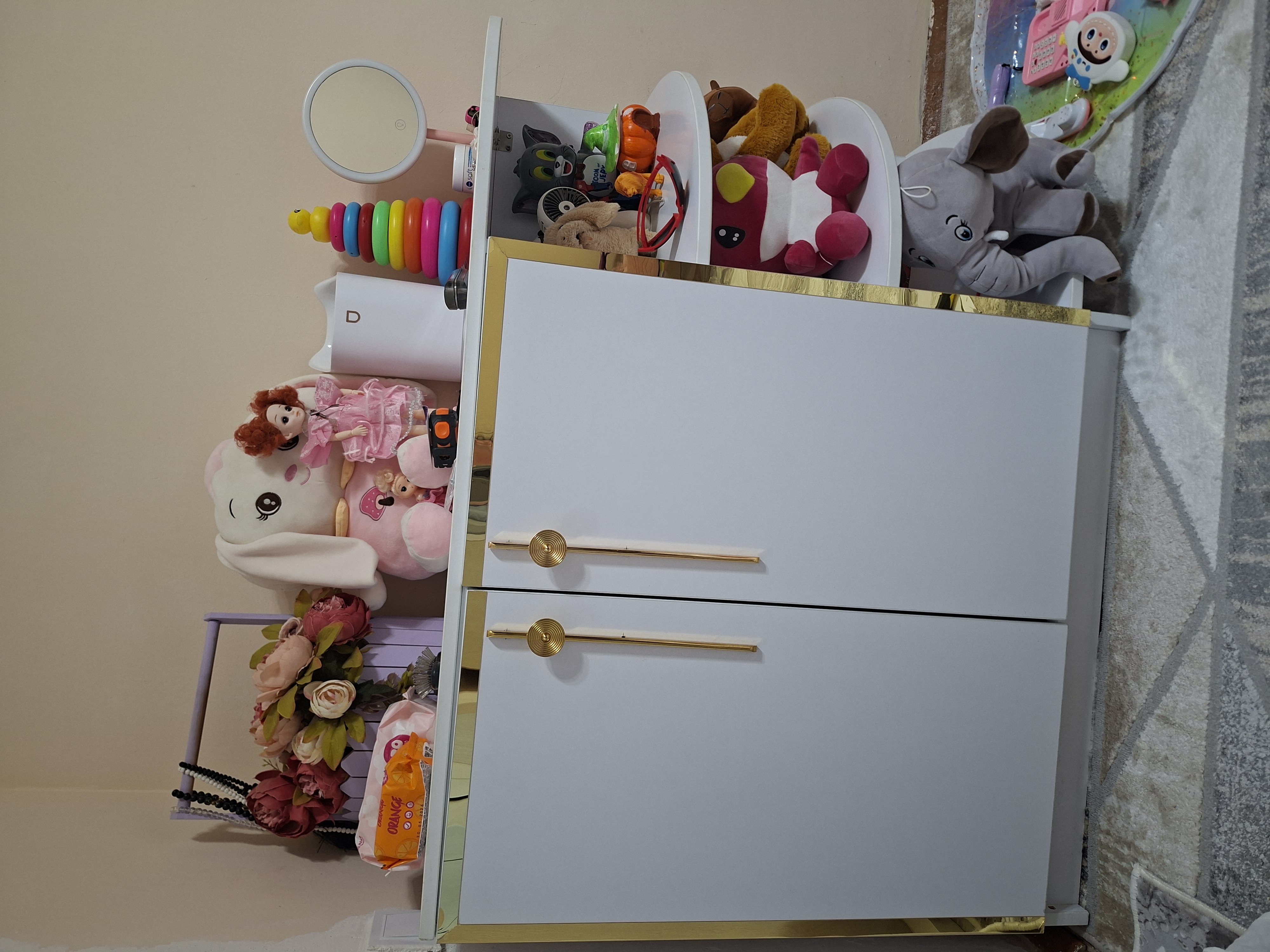 Tilla rangli o‘zi yopishuvchi dekorativ plyonka – mebel, devor, eshik uchun