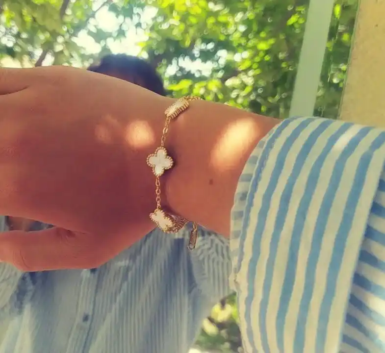Ayollar va qizlar uchun bilaguzuklar, Clover Van Cleef, ranglari o'zgarmaydi va qoraymaydi