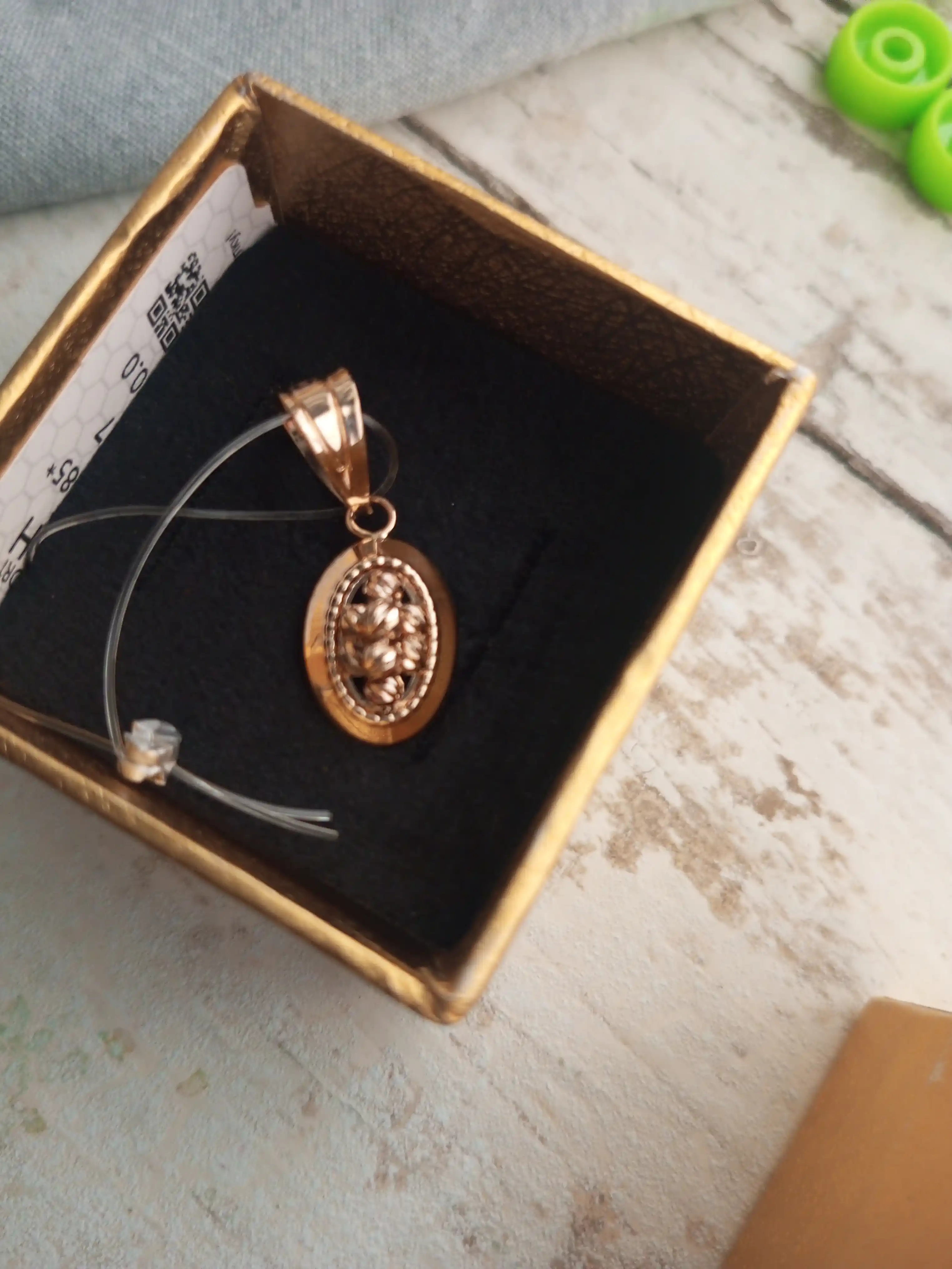 585 probali "Floral Oval Charm" oltin taqinchog‘i - Gold House, 1,2 g (±0.2 g)