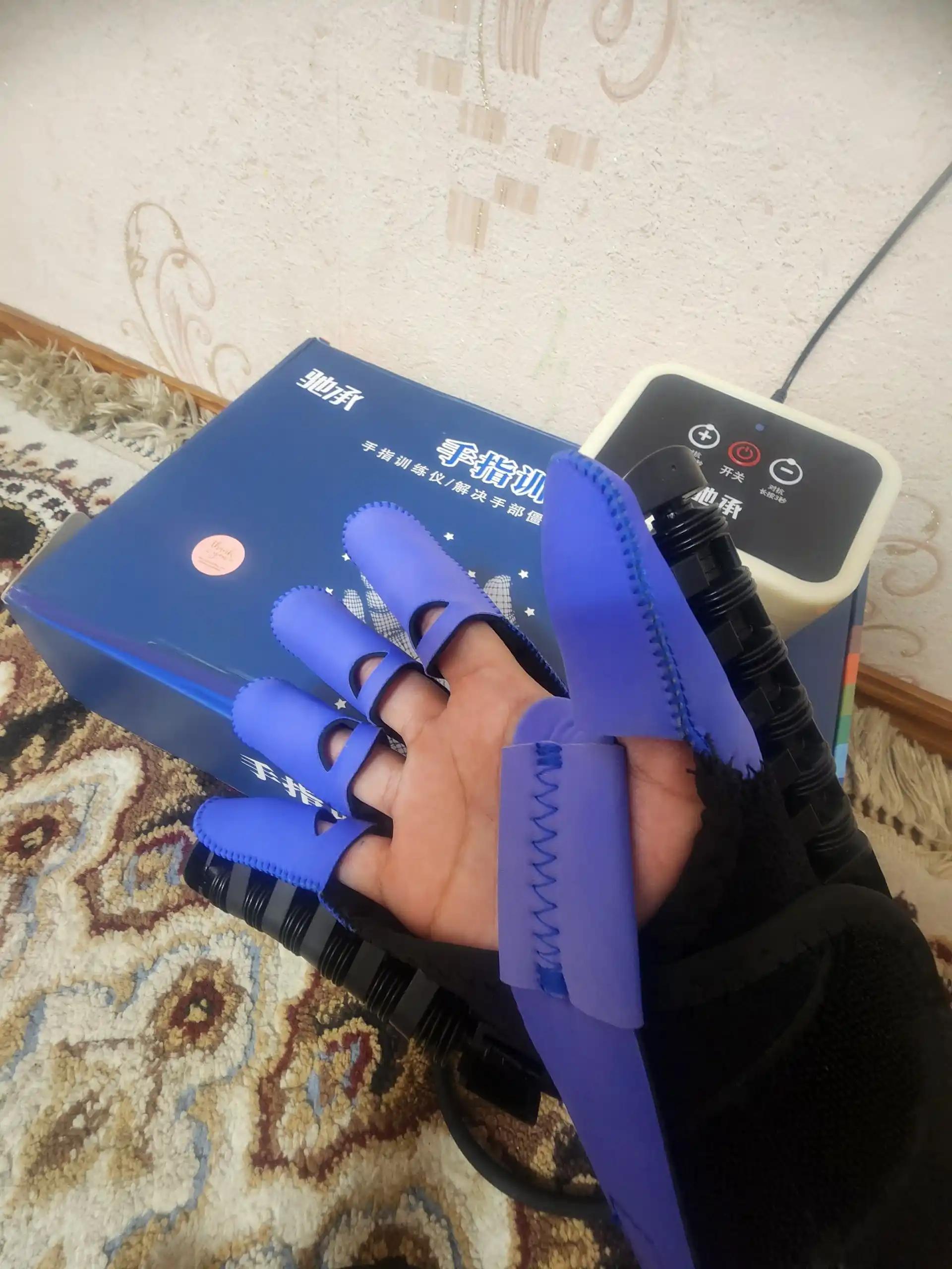 Reabilitatsion robot qo‘lqop, insultdan keyingi qo‘l mashq qiluvchi trenajyor