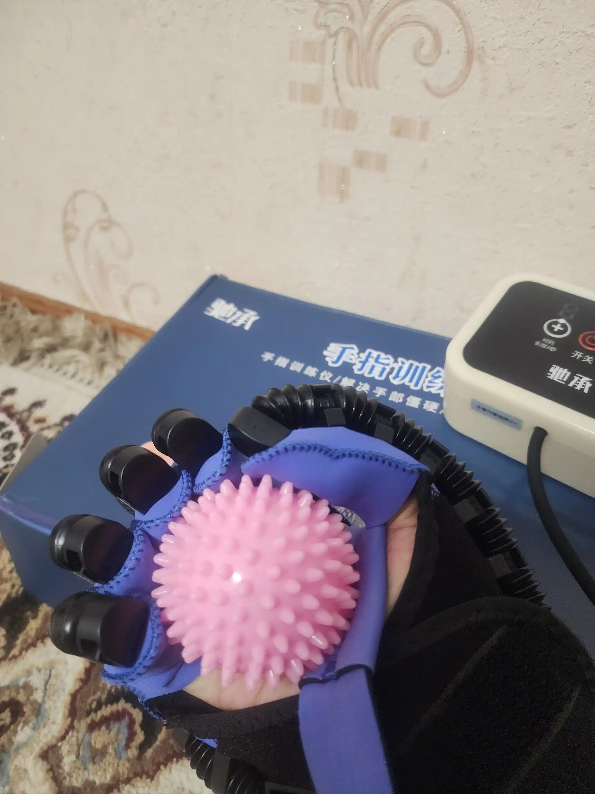 Reabilitatsion robot qo‘lqop, insultdan keyingi qo‘l mashq qiluvchi trenajyor