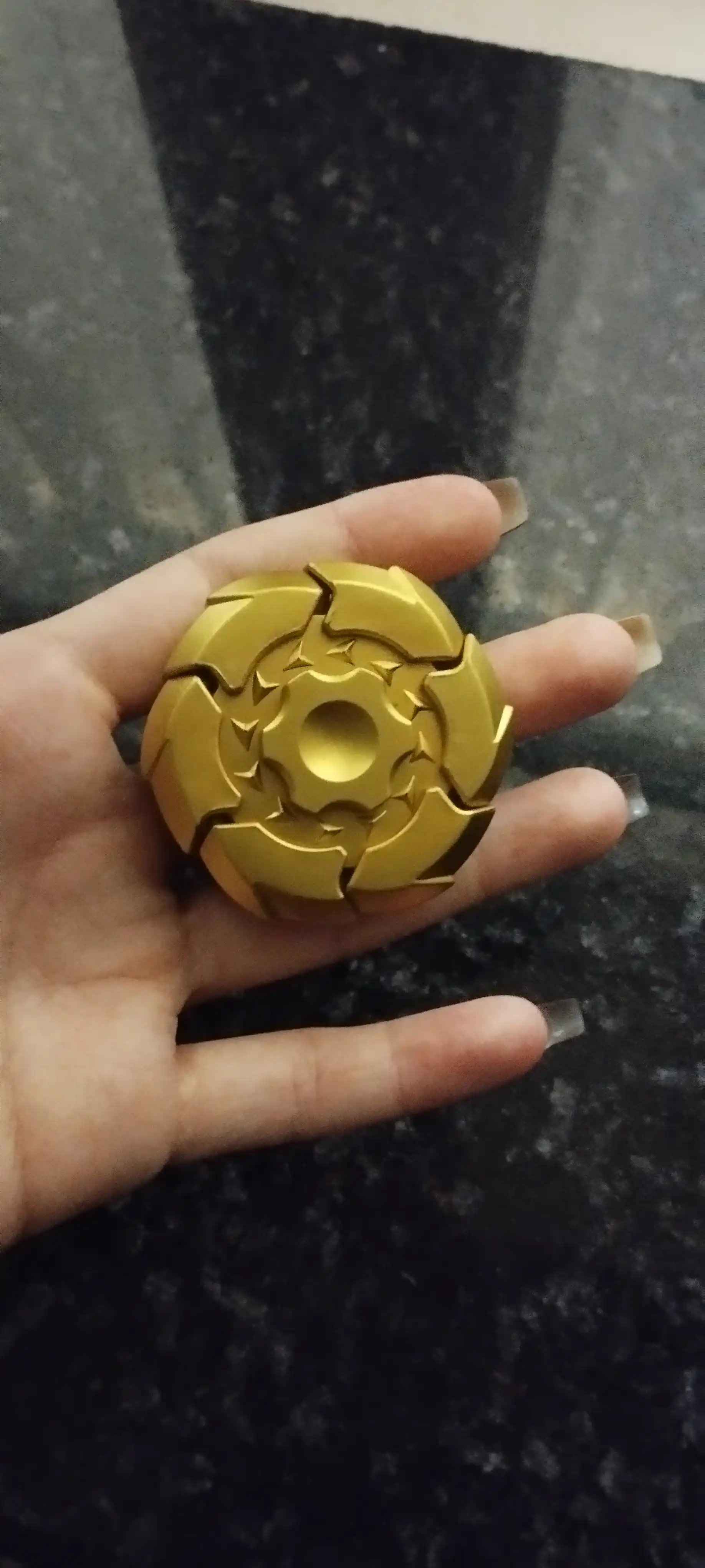 Magnitli spinner, antistress o‘yinchoq, aylanganda ochiladi