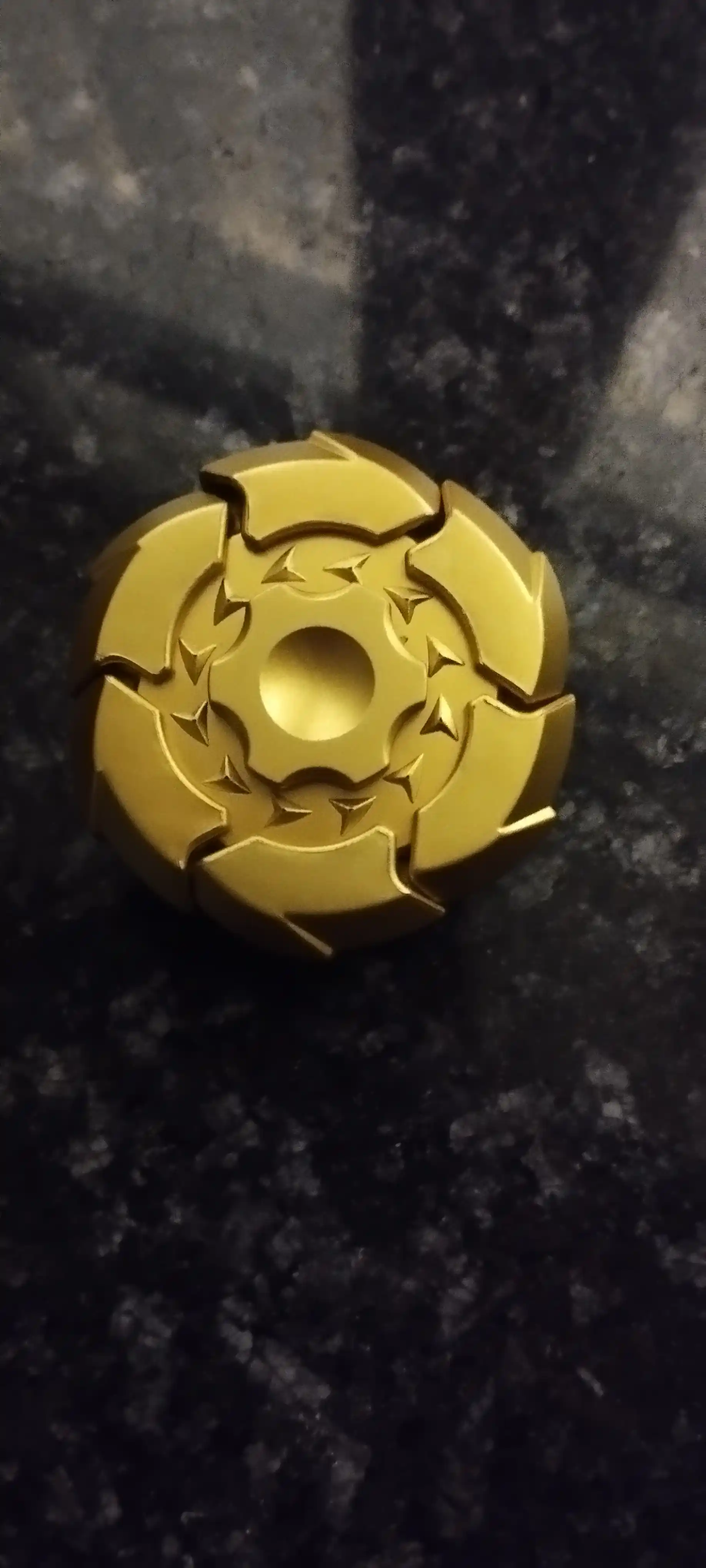 Magnitli spinner, antistress o‘yinchoq, aylanganda ochiladi