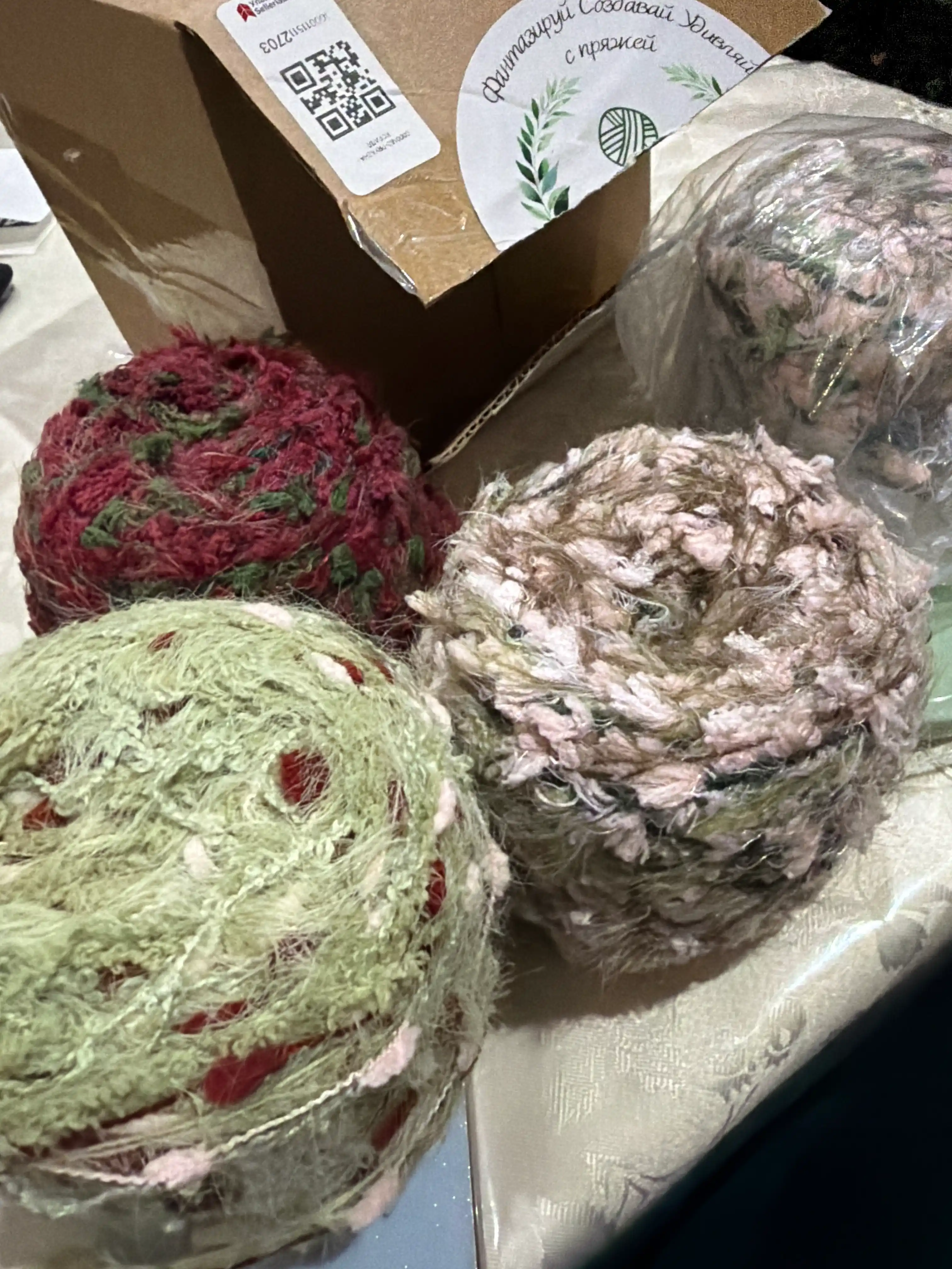 Spitsa va ilgakda to‘qish uchun bukle ip 1 yoki 2 dona, 130 g dan 8 tagacha ipdan iborat