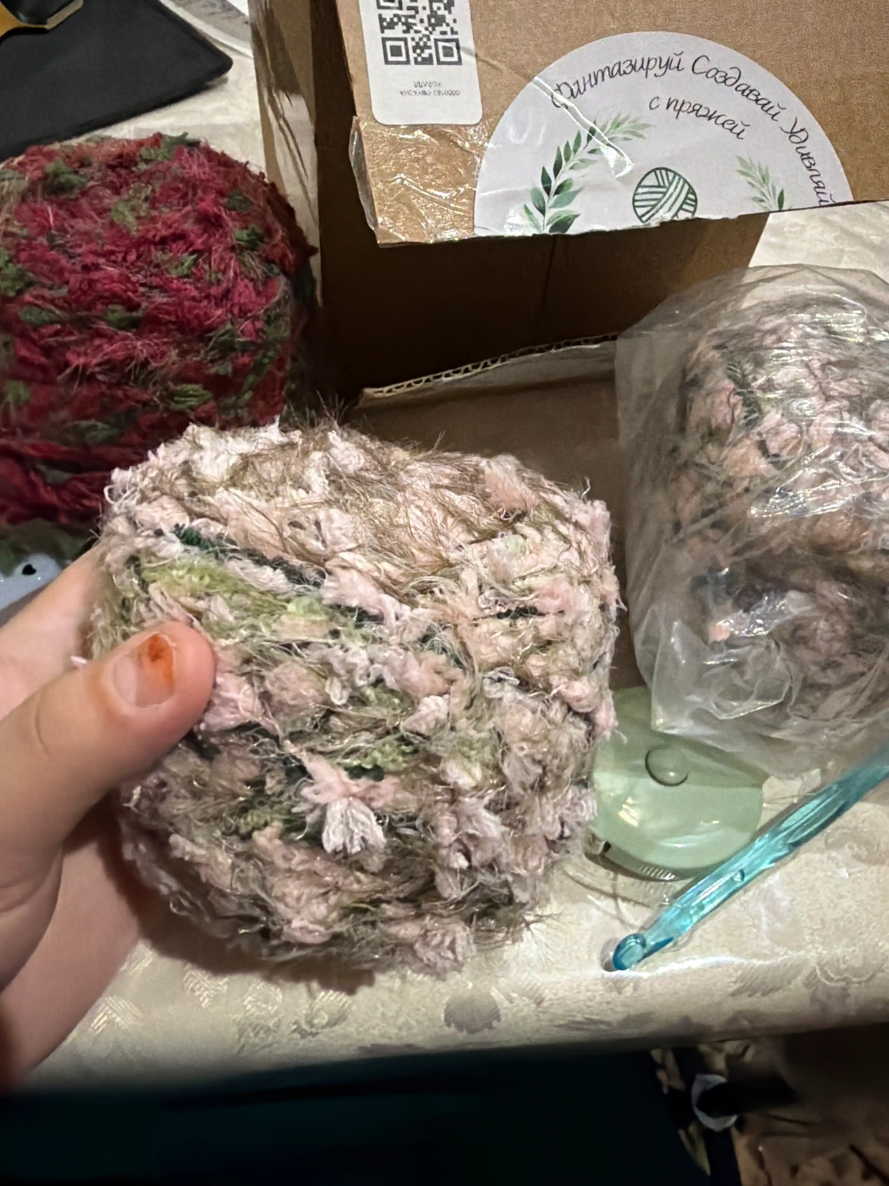 Spitsa va ilgakda to‘qish uchun bukle ip 1 yoki 2 dona, 130 g dan 8 tagacha ipdan iborat