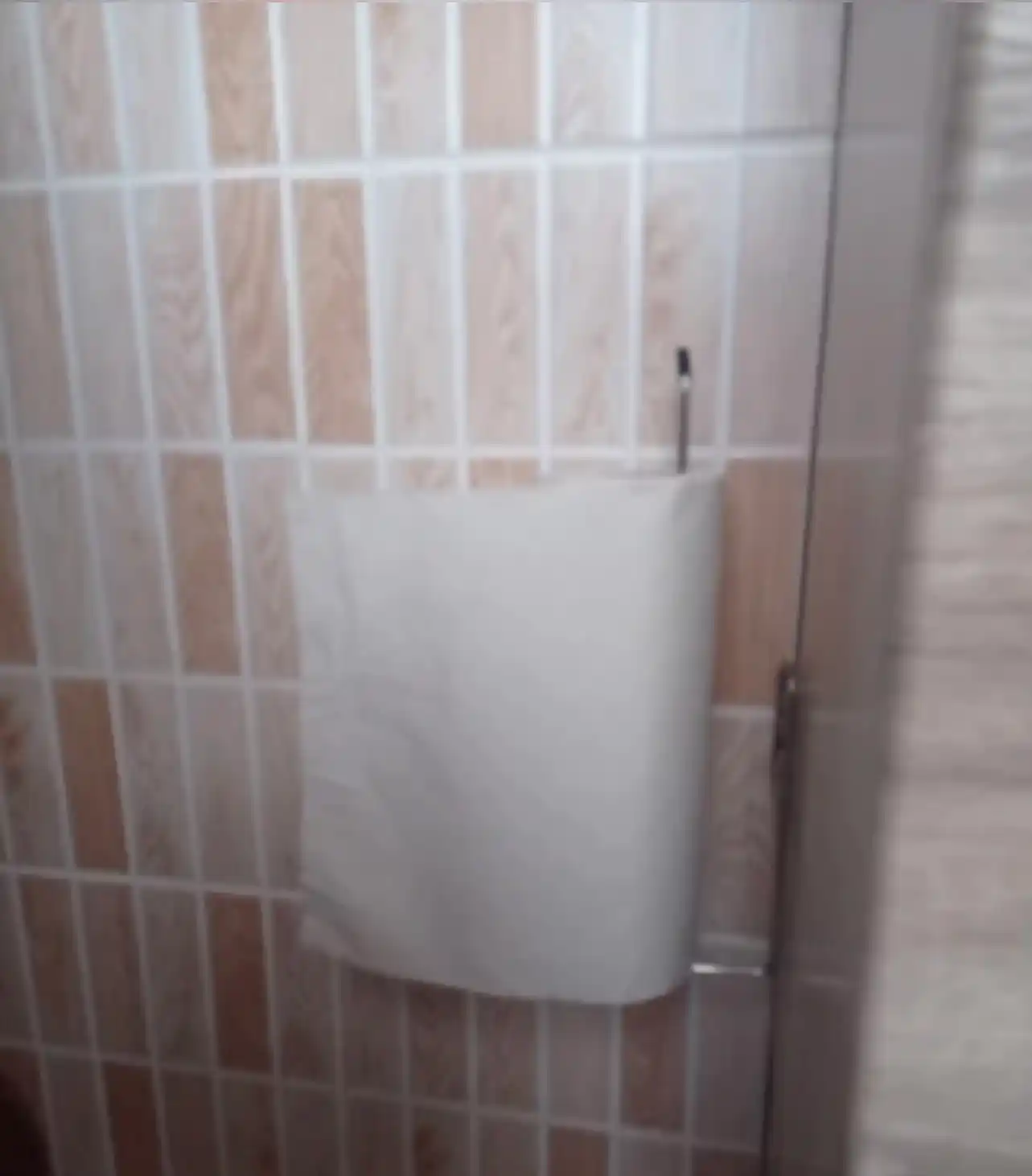 Oshxona uchun metall osma polka, salfetka va rulonli qog'oz sochiqlar uchun metal tutqich