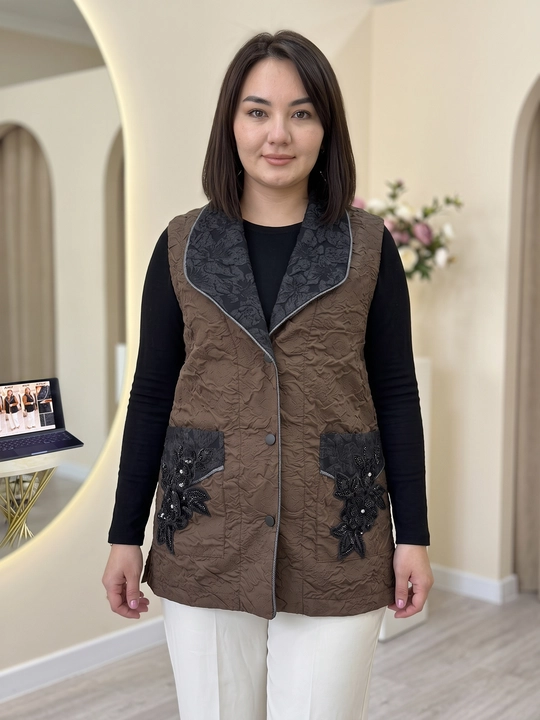 Ayollar uzun kamzuli Muqaddas Shop, qora qavilgan jilet, gul bezakli pistonli model