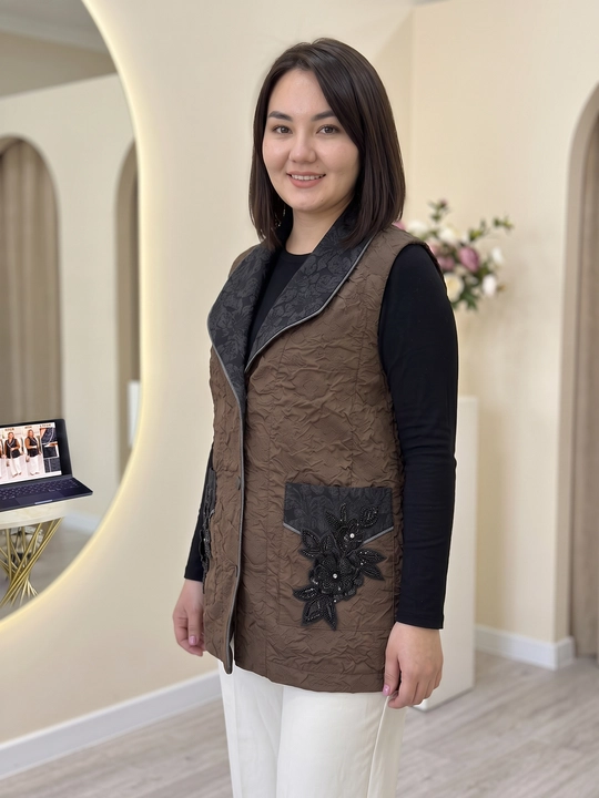 Ayollar uzun kamzuli Muqaddas Shop, qora qavilgan jilet, gul bezakli pistonli model - 