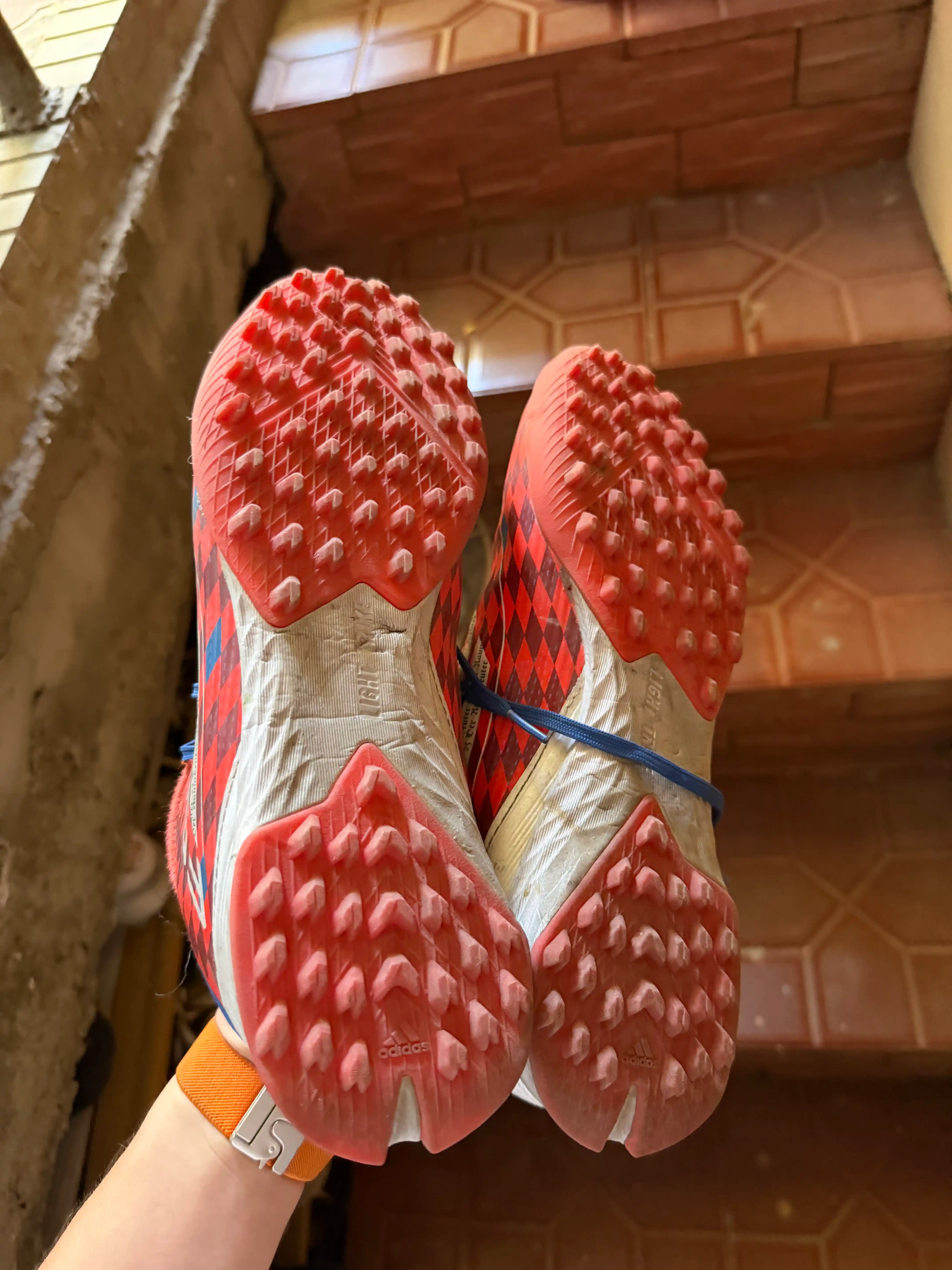 Futbol sorokonojkalari F50 League TF, sun’iy maydon uchun butsi, uniseks
